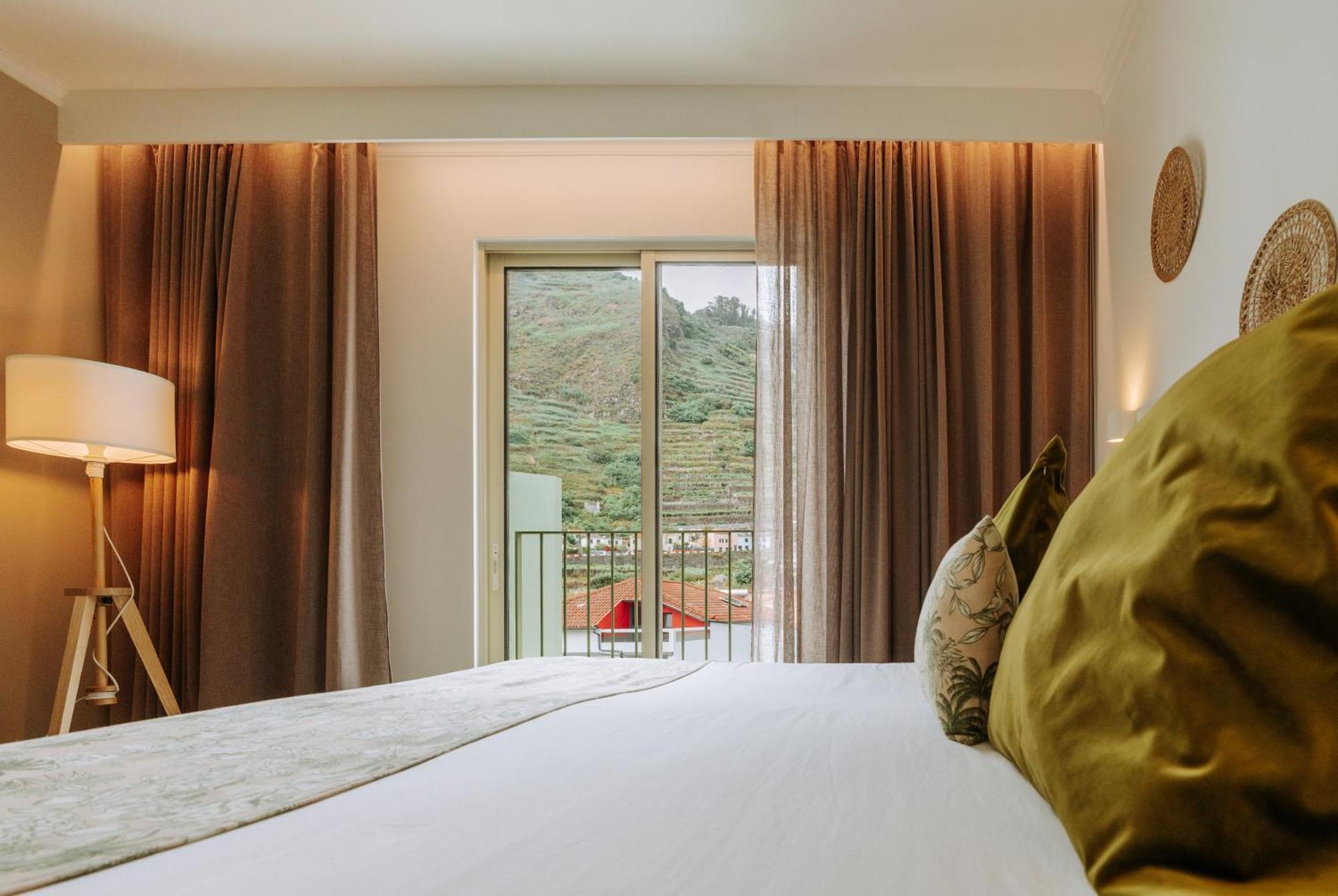 Twin Room Mountain View & Balcony