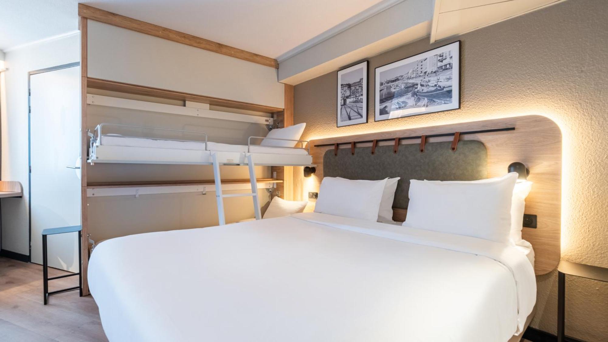 Standard Room 1 Queen Bed 2 Bunk Beds
