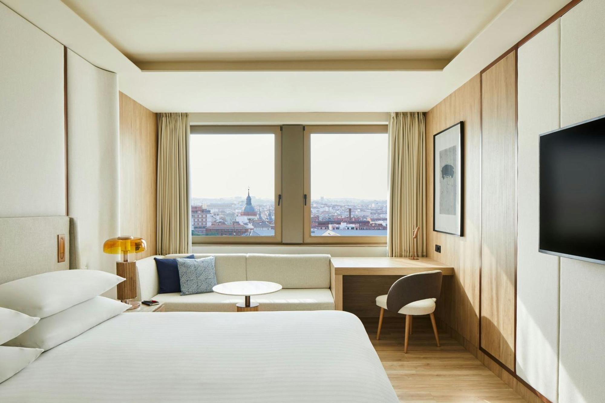 Panoramic Superior King Room City View