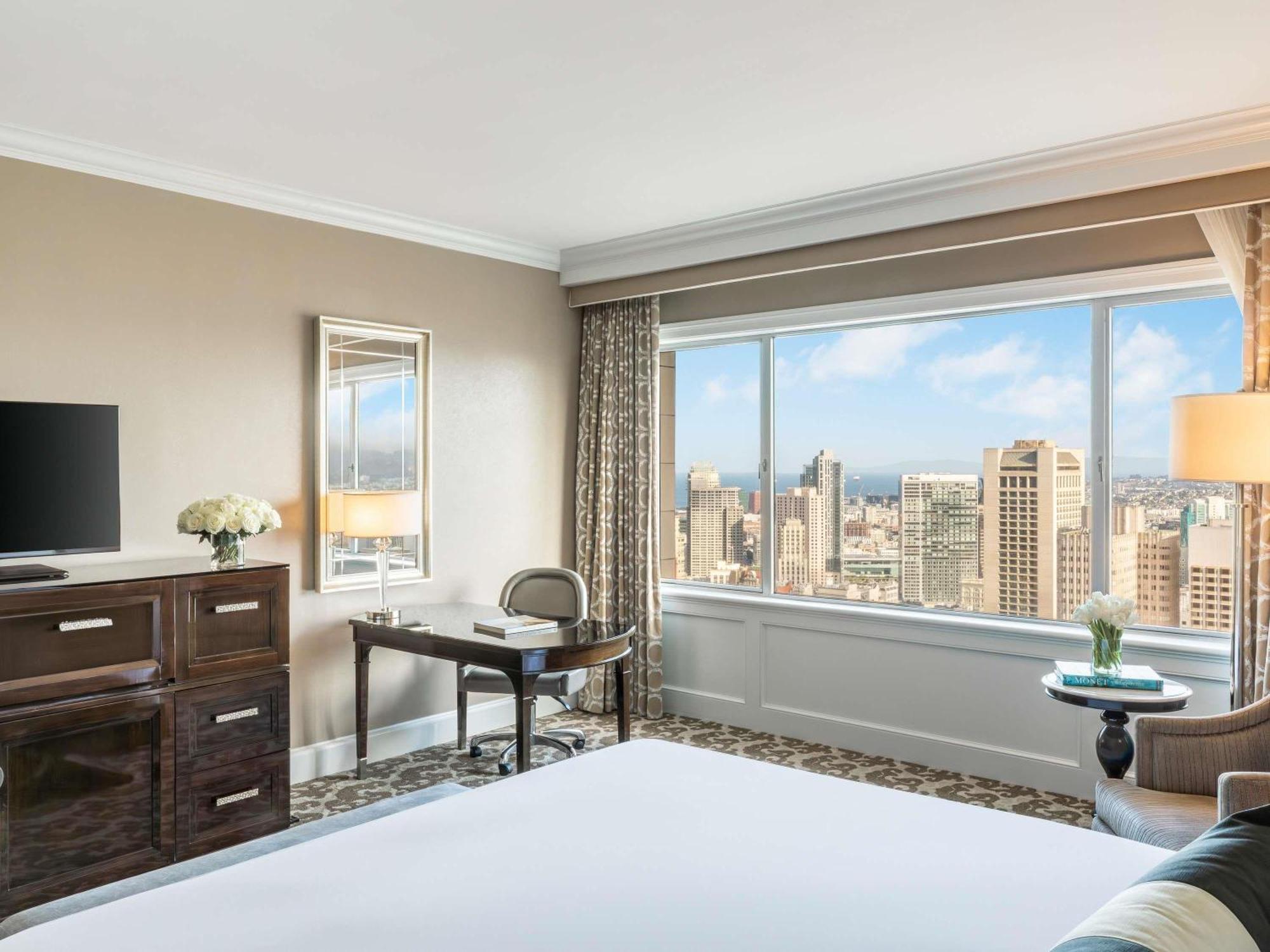 Signature King room Skyline View