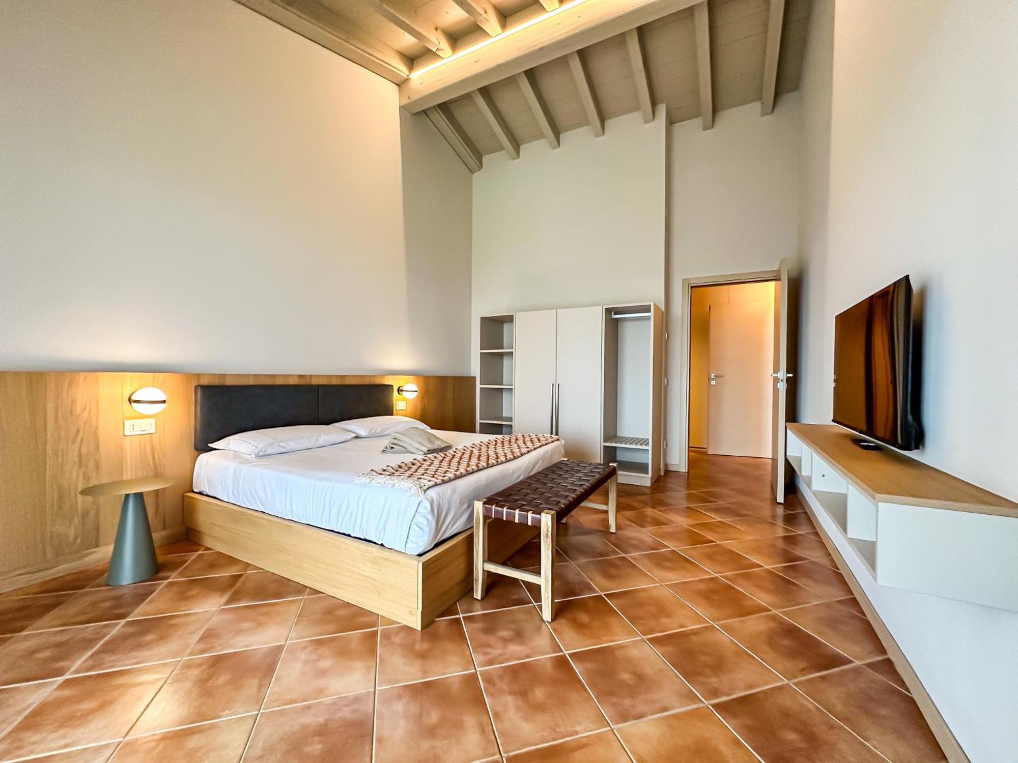 One-Bedroom Apartment Balcony or Terrace Lake View