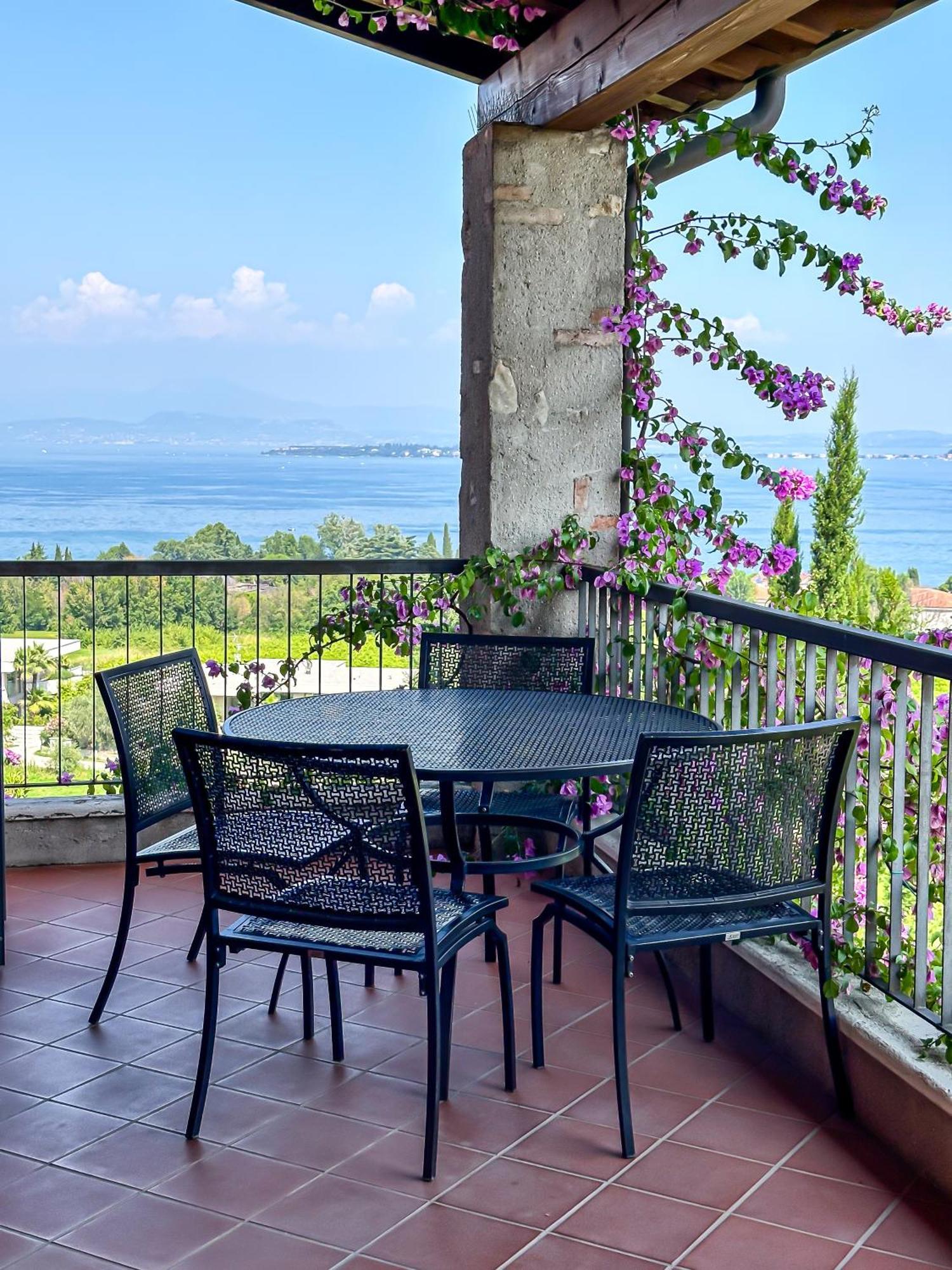 One-Bedroom Apartment Balcony or Terrace Lake View