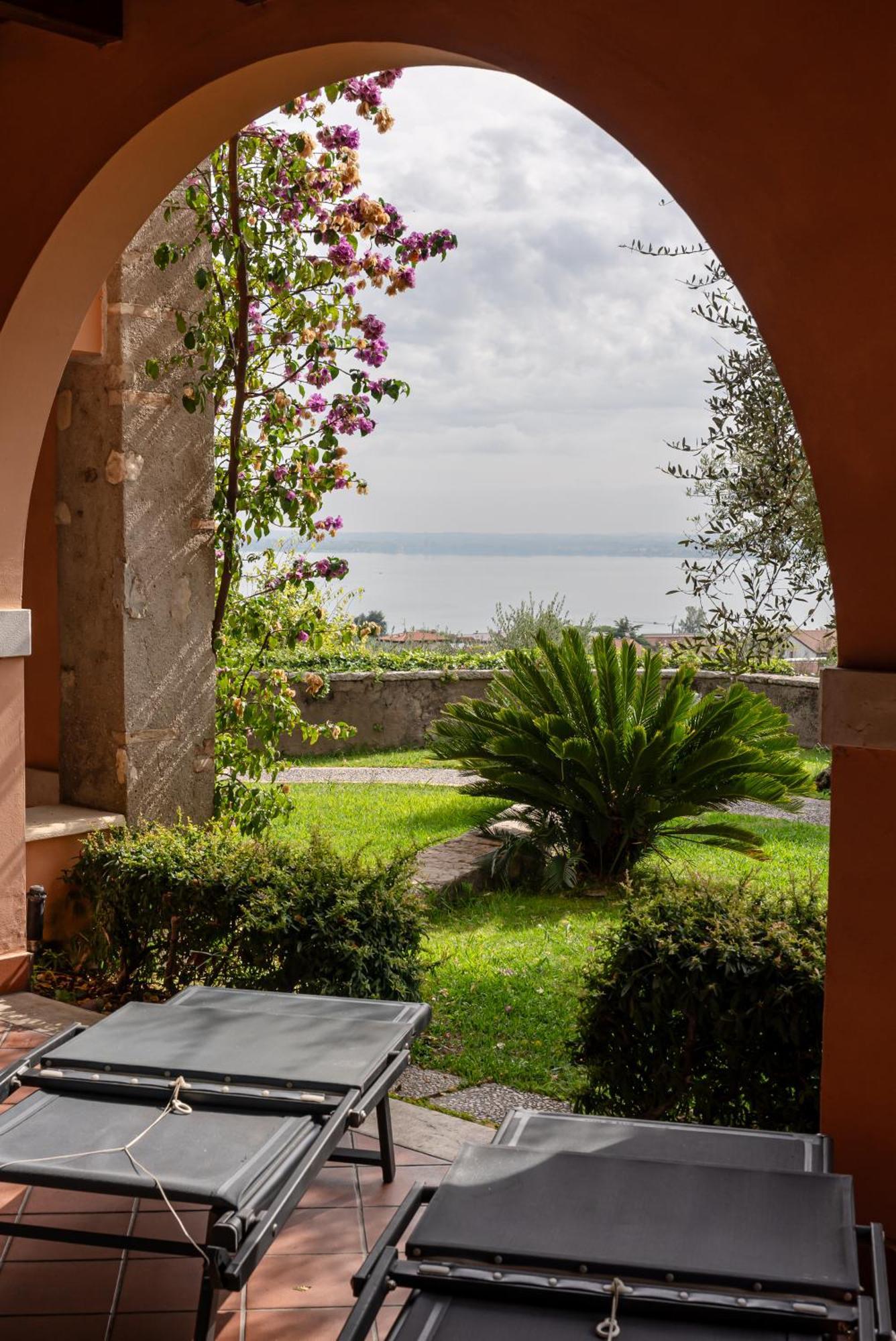 Family Two-Bedroom Apartment Balcony or Terrace Lake View