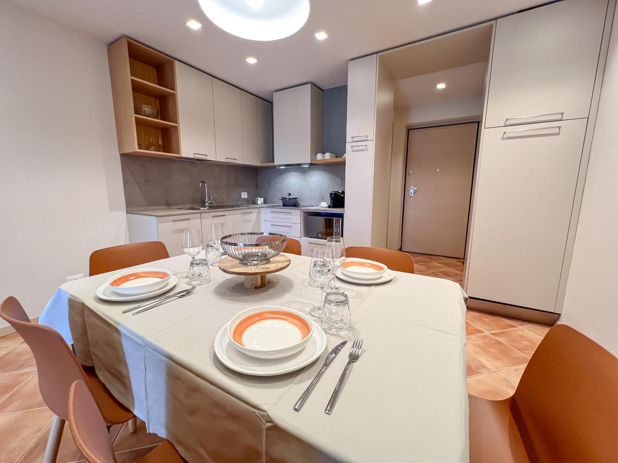 Family Two-Bedroom Apartment Balcony or Terrace Lake View
