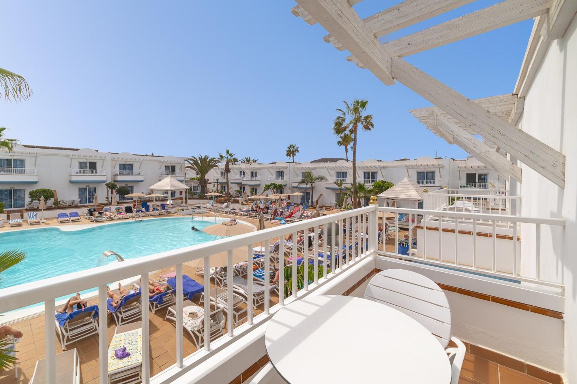 Apartamento con vistas a la piscina (2 adultos y 1 niño)