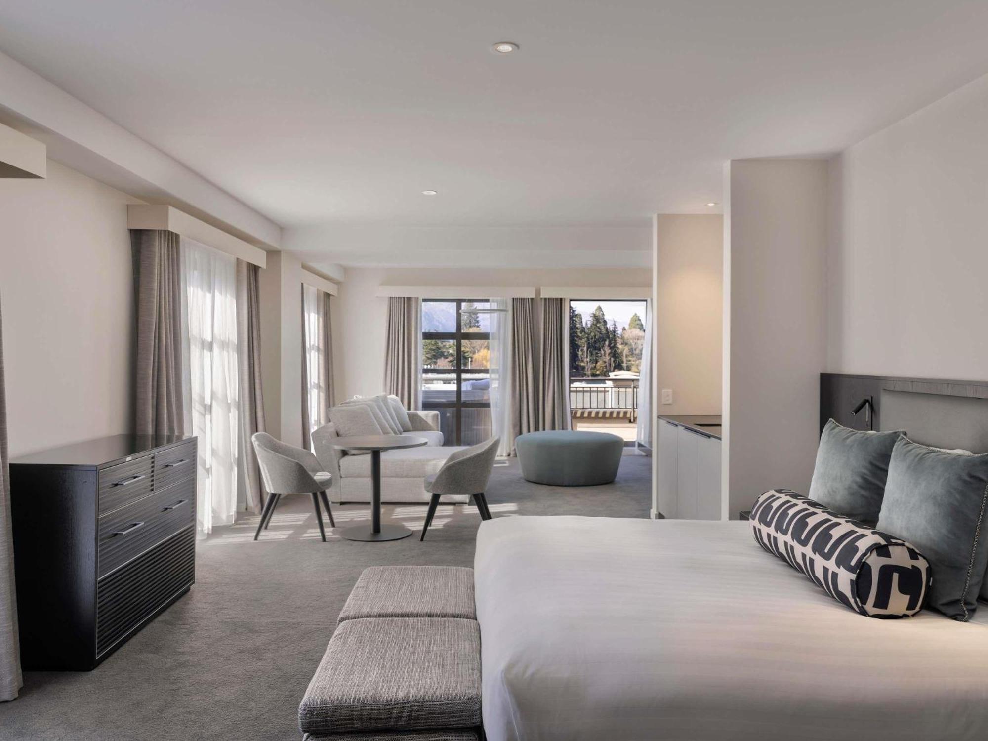 Opera King Suite Patio Outdoor Jacuzzi Lake View