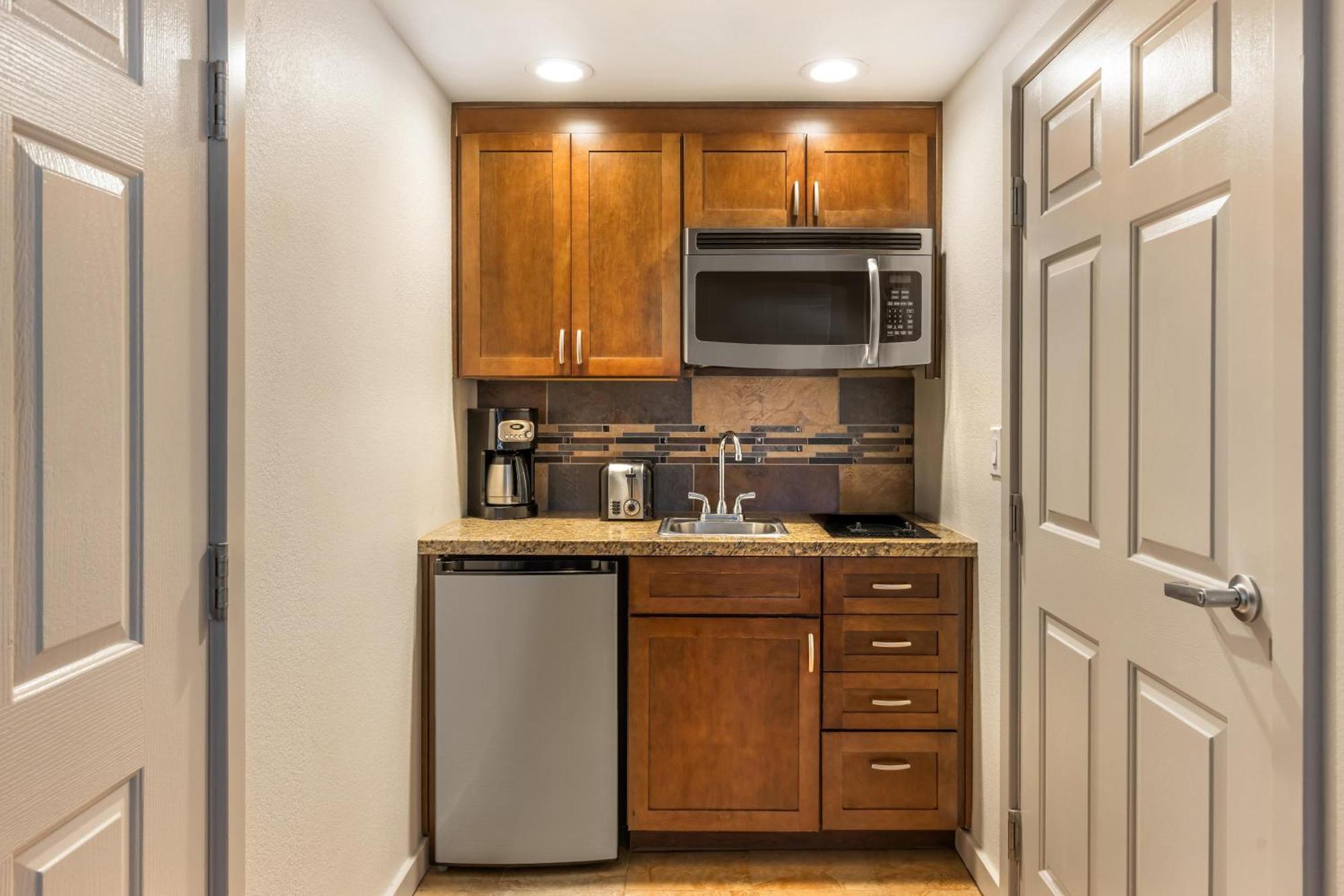 STUDIO 2 QUEENS KITCHENETTE