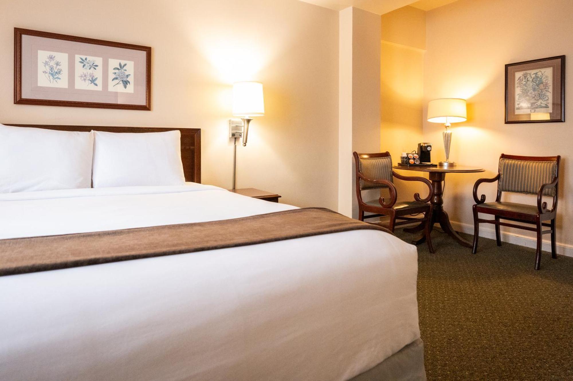 Deluxe Queen Room