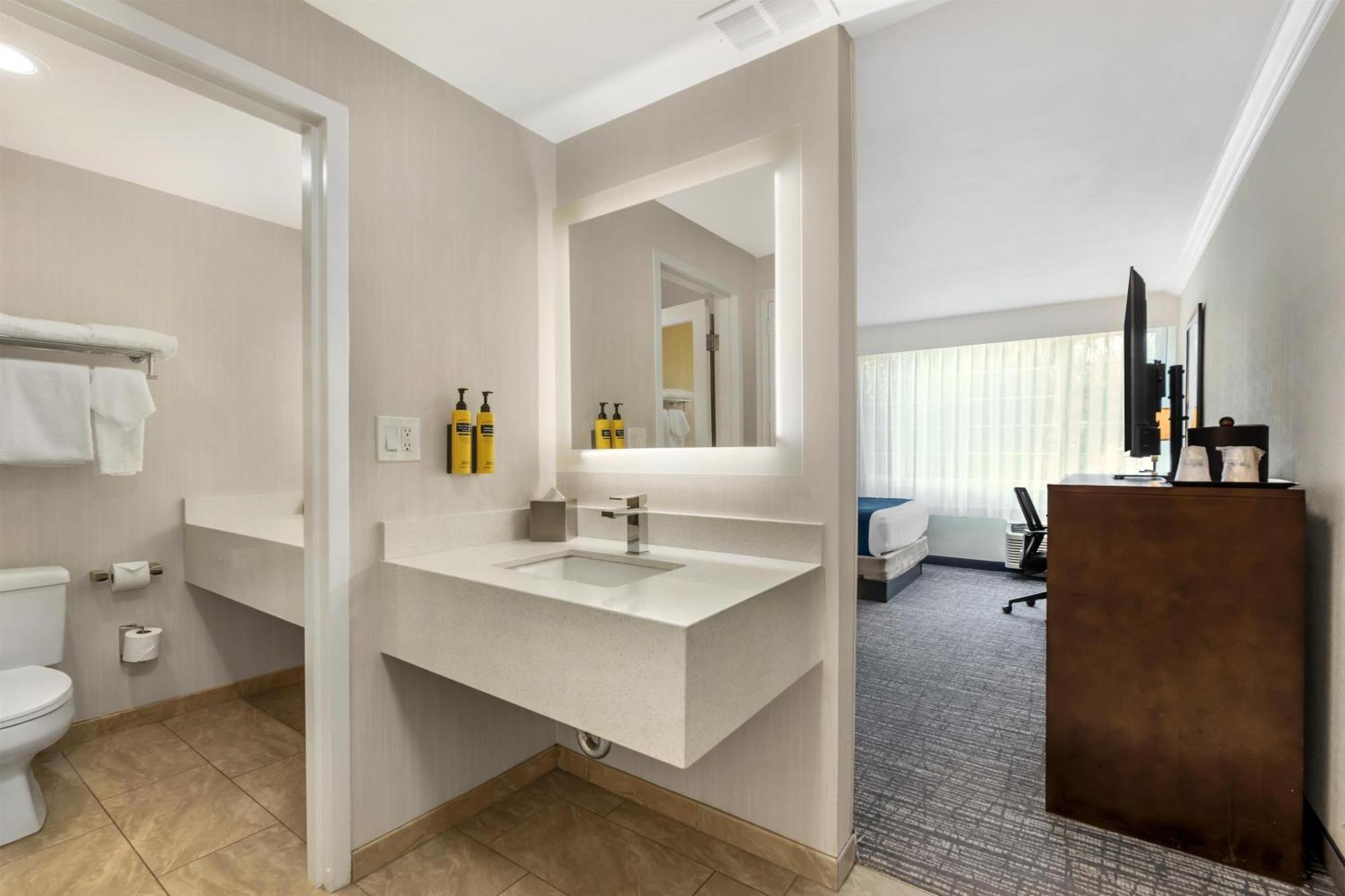 Queen Room Two Queen Beds Pet-friendly