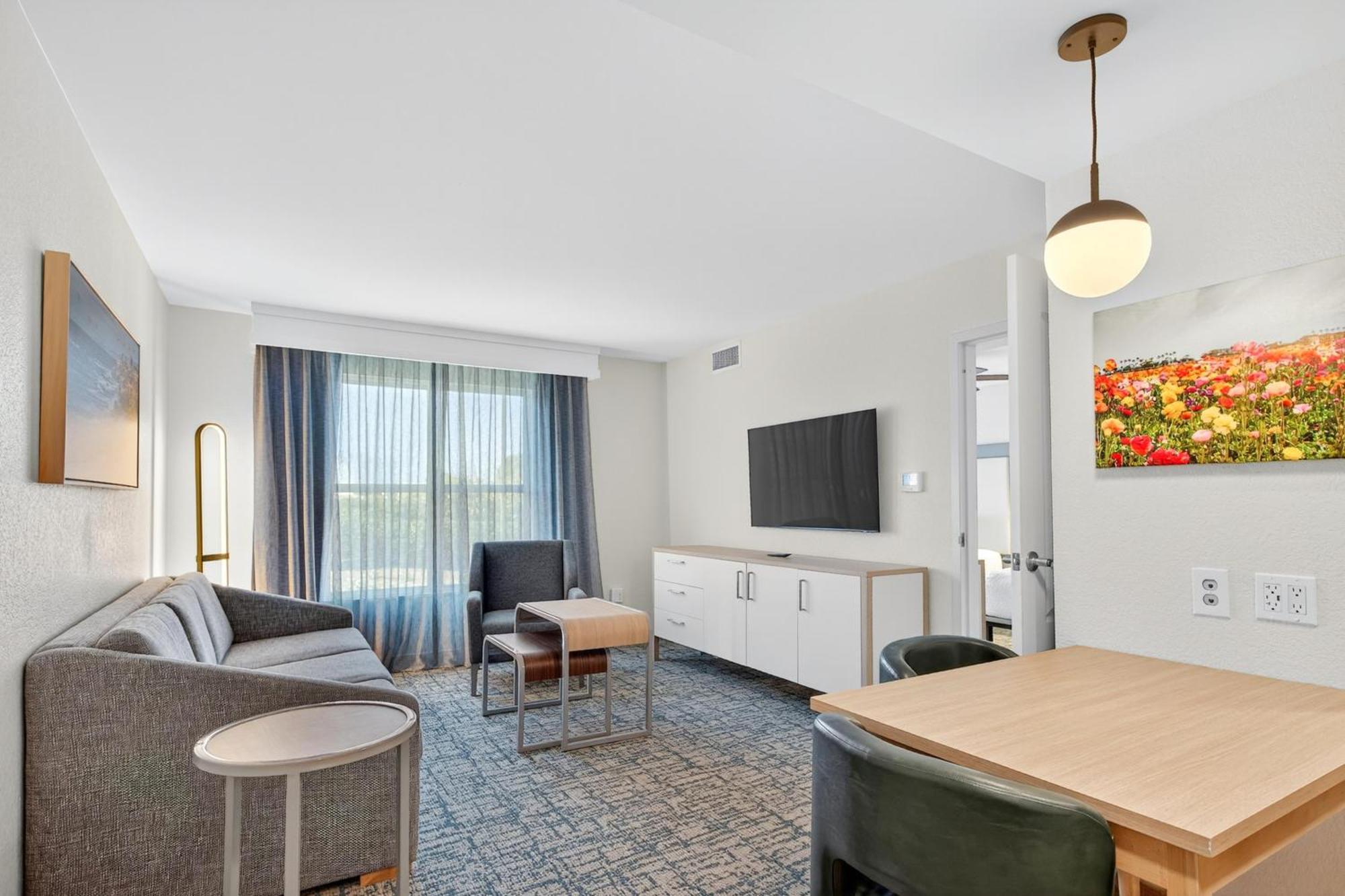 One-Bedroom Queen Suite Two Queen Beds Non-Smoking