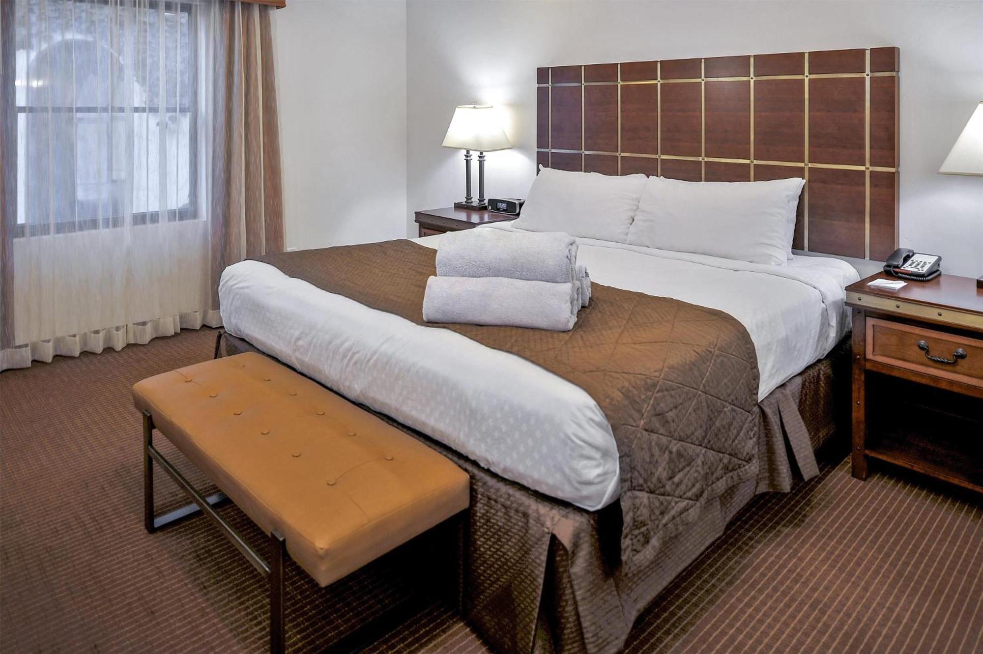 One-Bedroom Deluxe King Suite Balcony or Patio