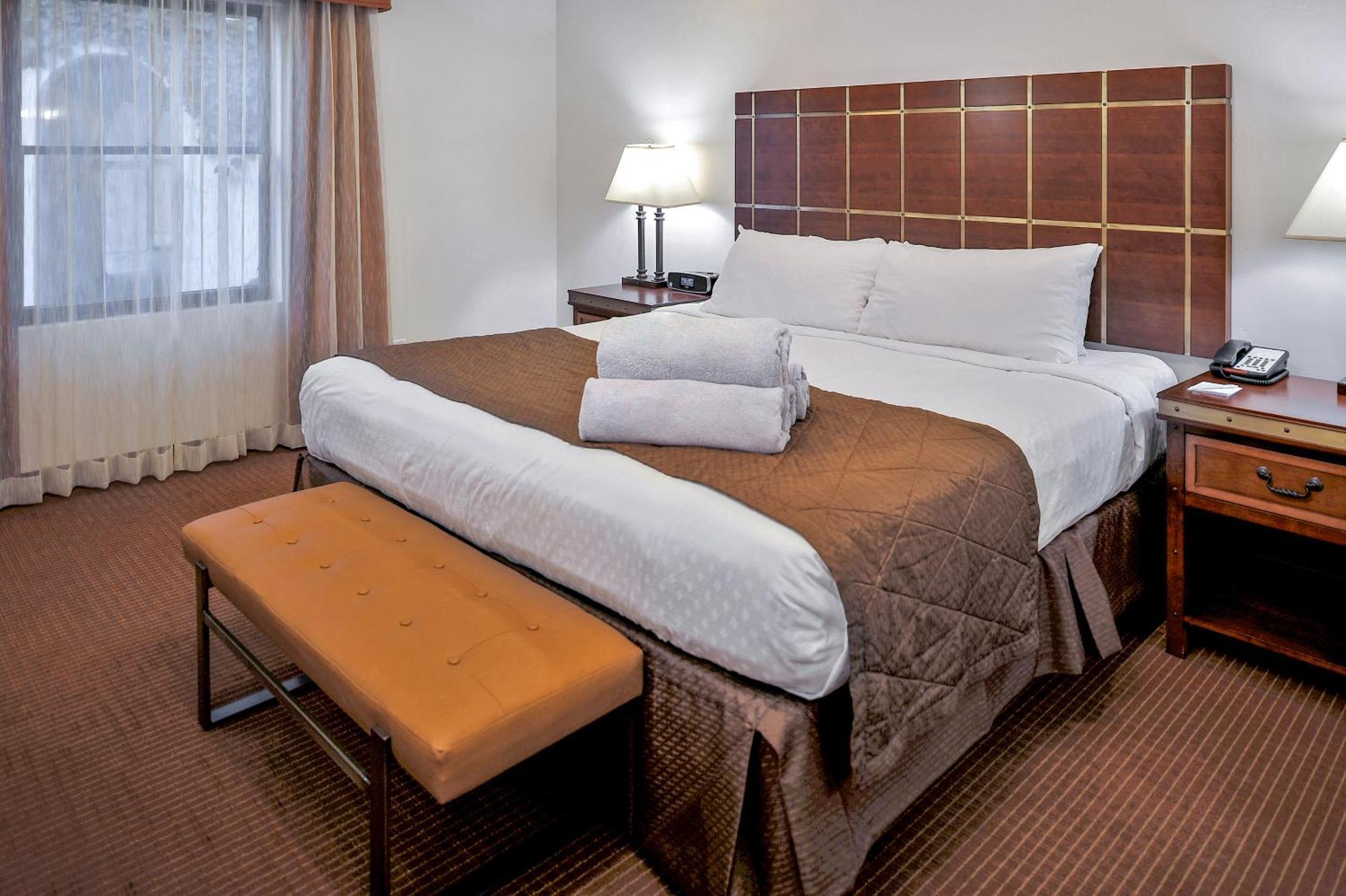 One-Bedroom Deluxe King Suite Balcony or Patio