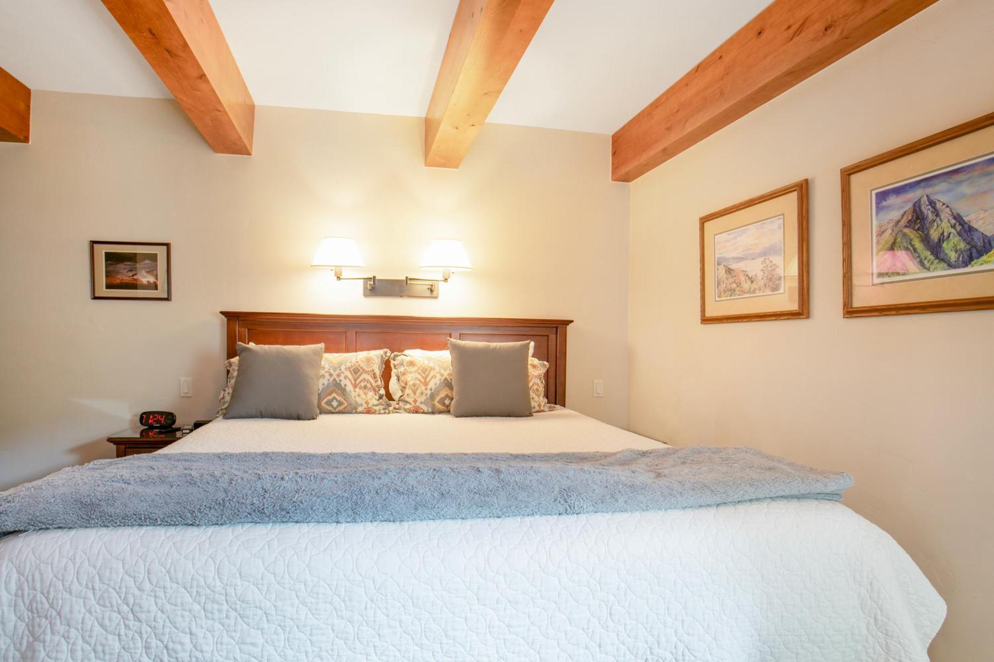 Deluxe One-Bedroom Apartment,1730035411:JPEG