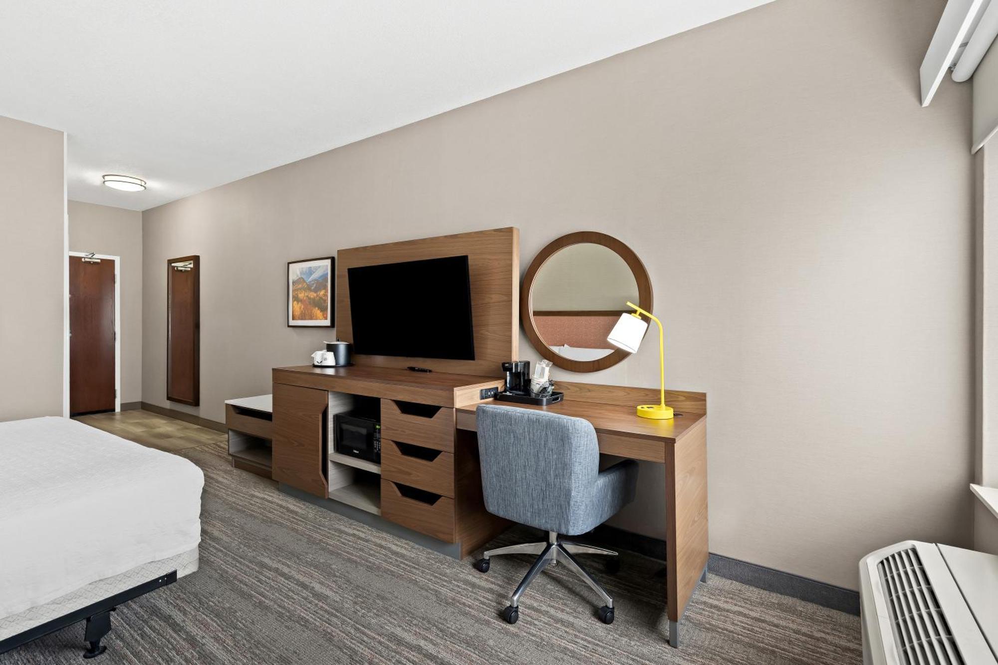 King Room Accessible Tub Mobility Hearing Access or Non-Smoking