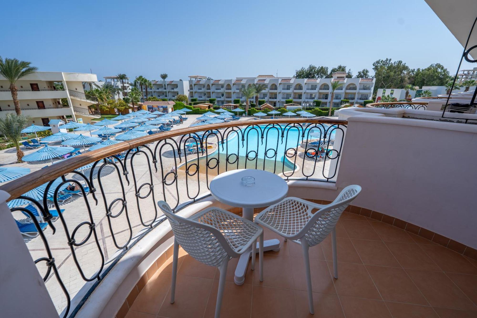Family Deluxe Queen or Twin Pool View