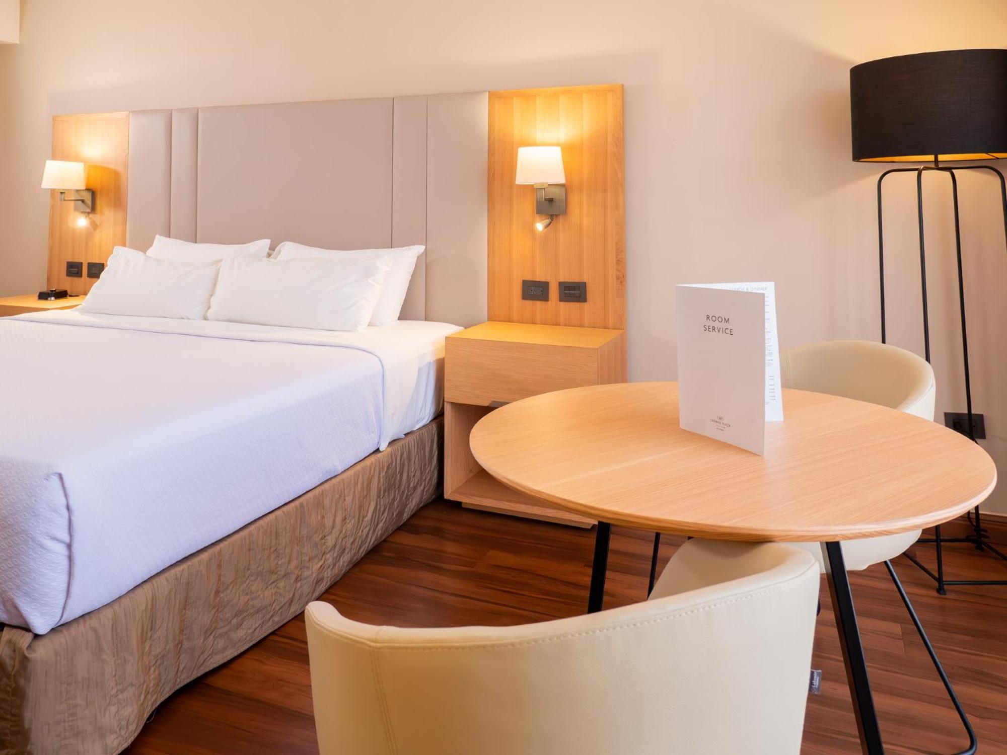 Standard King Room Lounge Access
