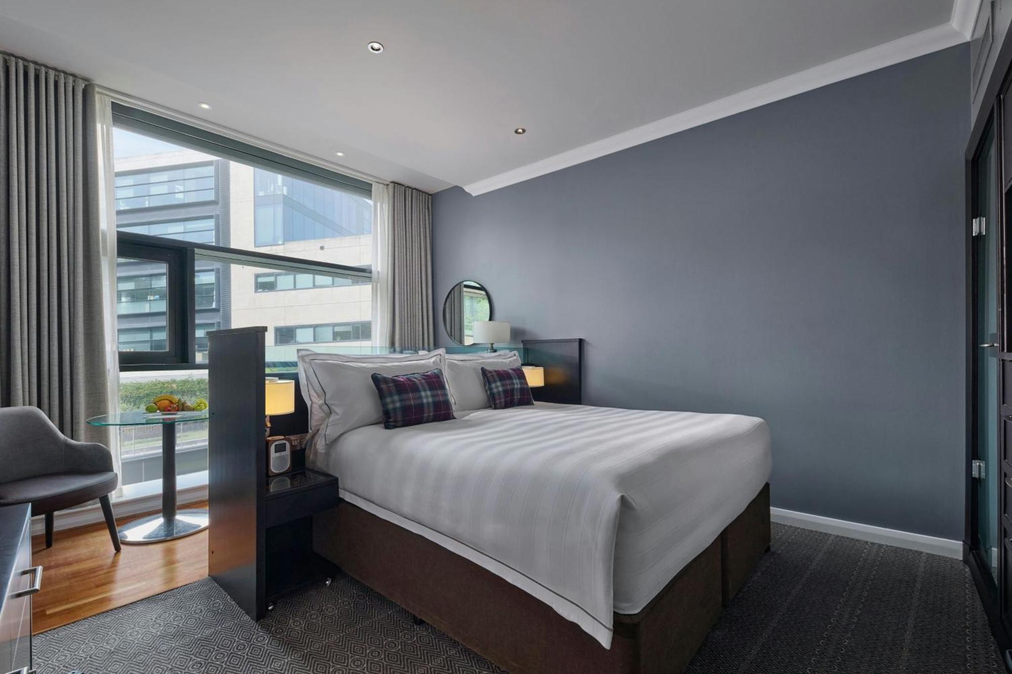 Signature Room, Guest room, 1 King,1730053263:JPEG