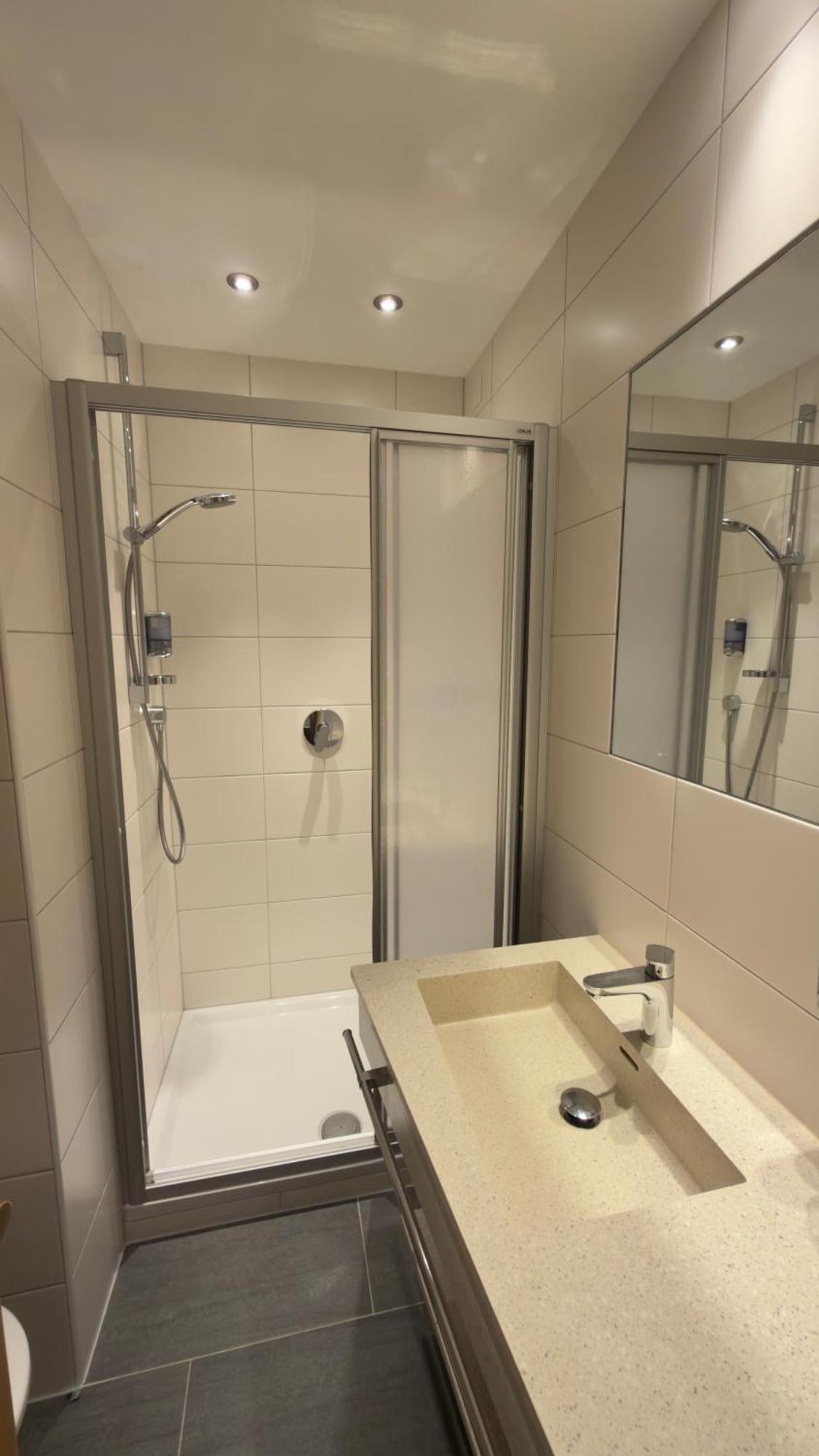 Kleine Tweepersoonskamer met 2 Aparte Bedden