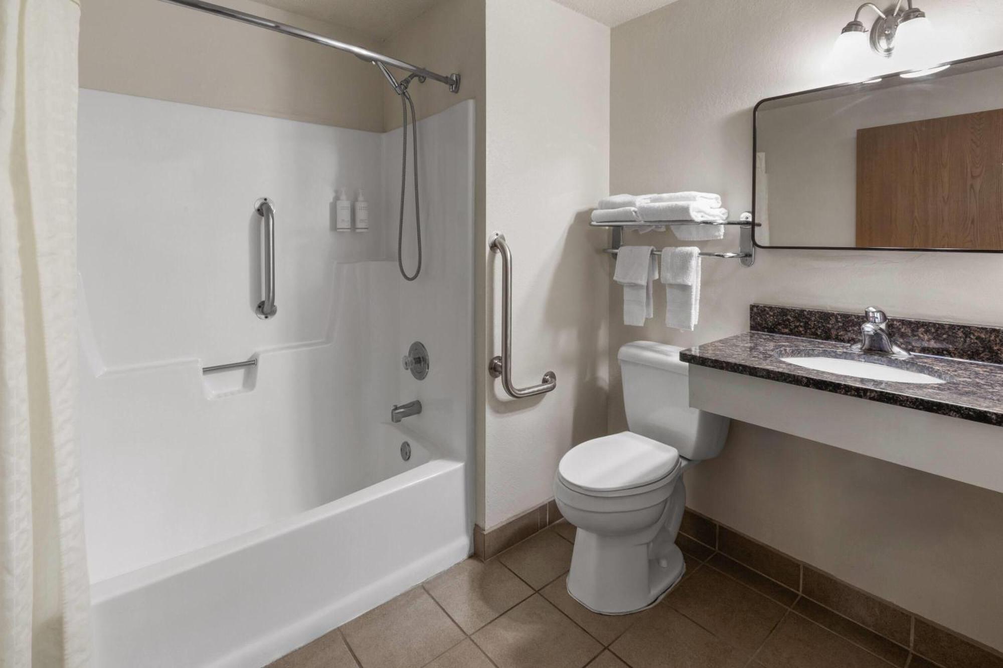 Queen Room Bath Tub Mobility Accessible or Non-Smoking