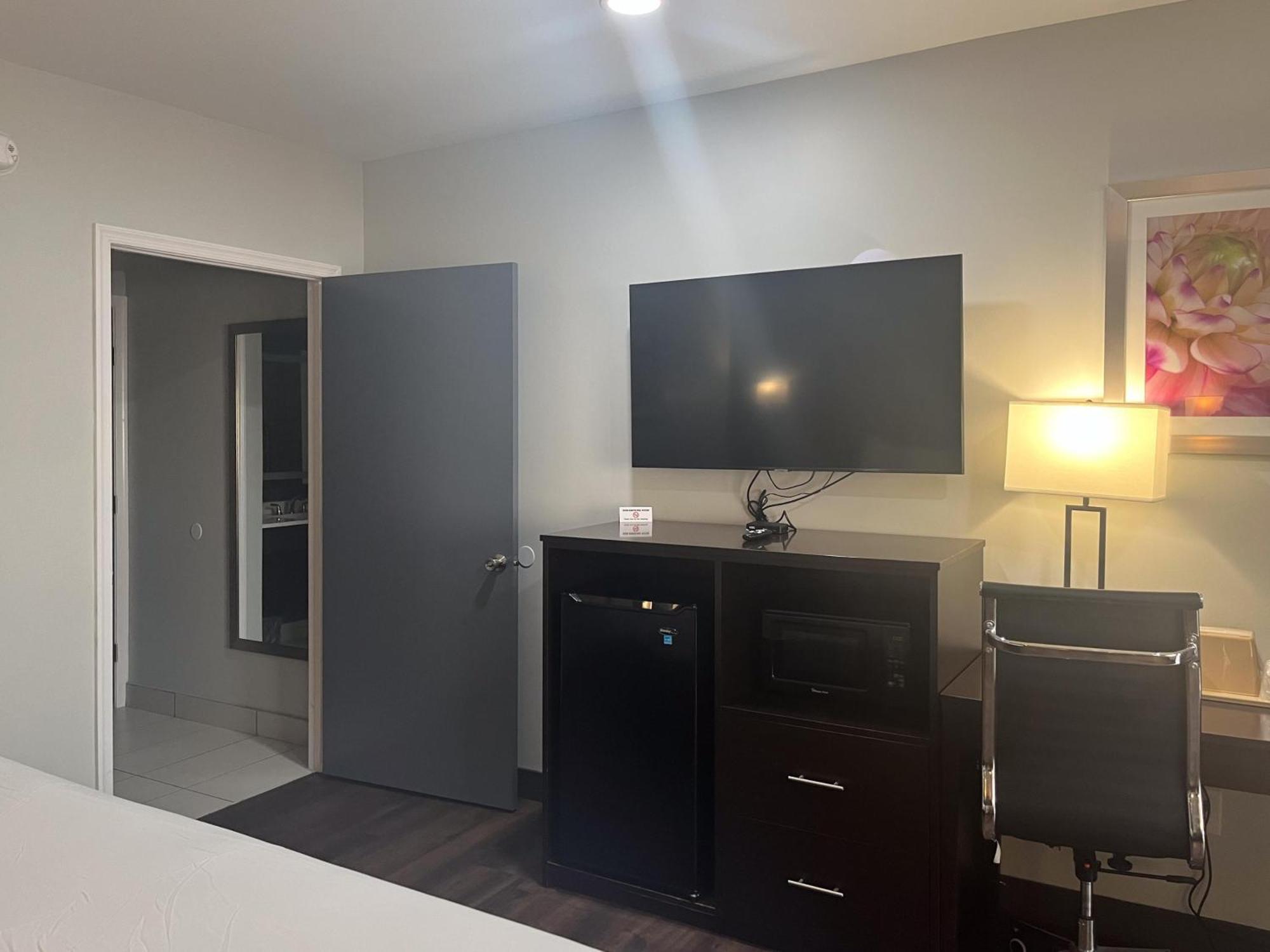1 King Bed | Non-Smoking Kitchen