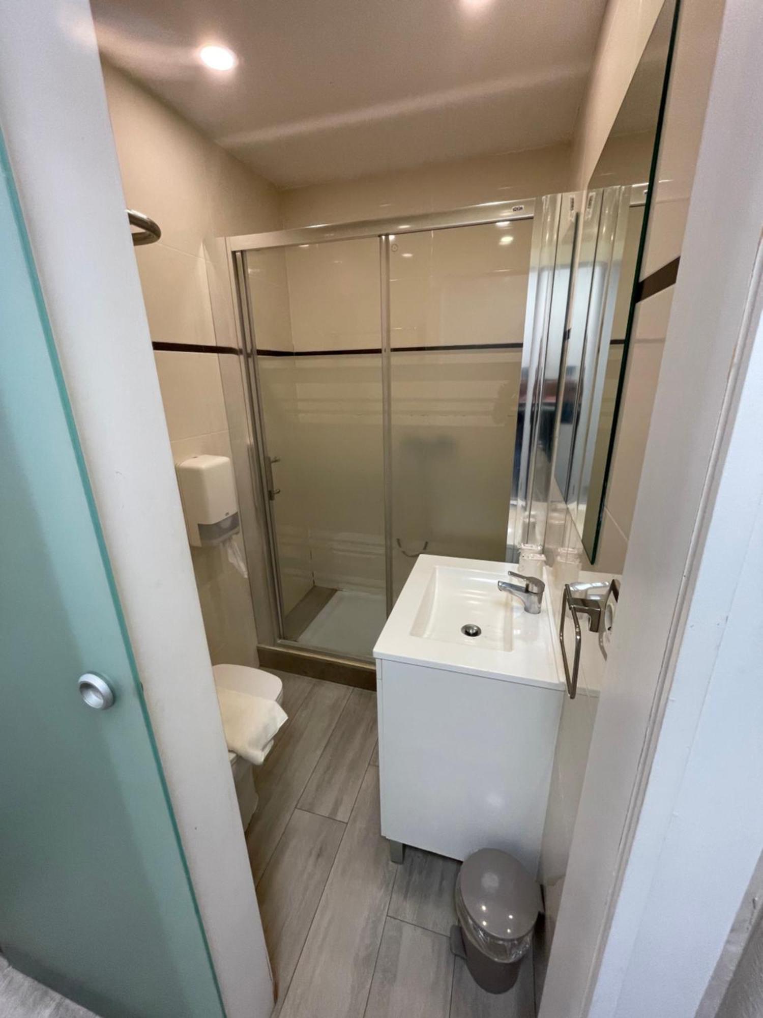 Twin Room Private Bathroom