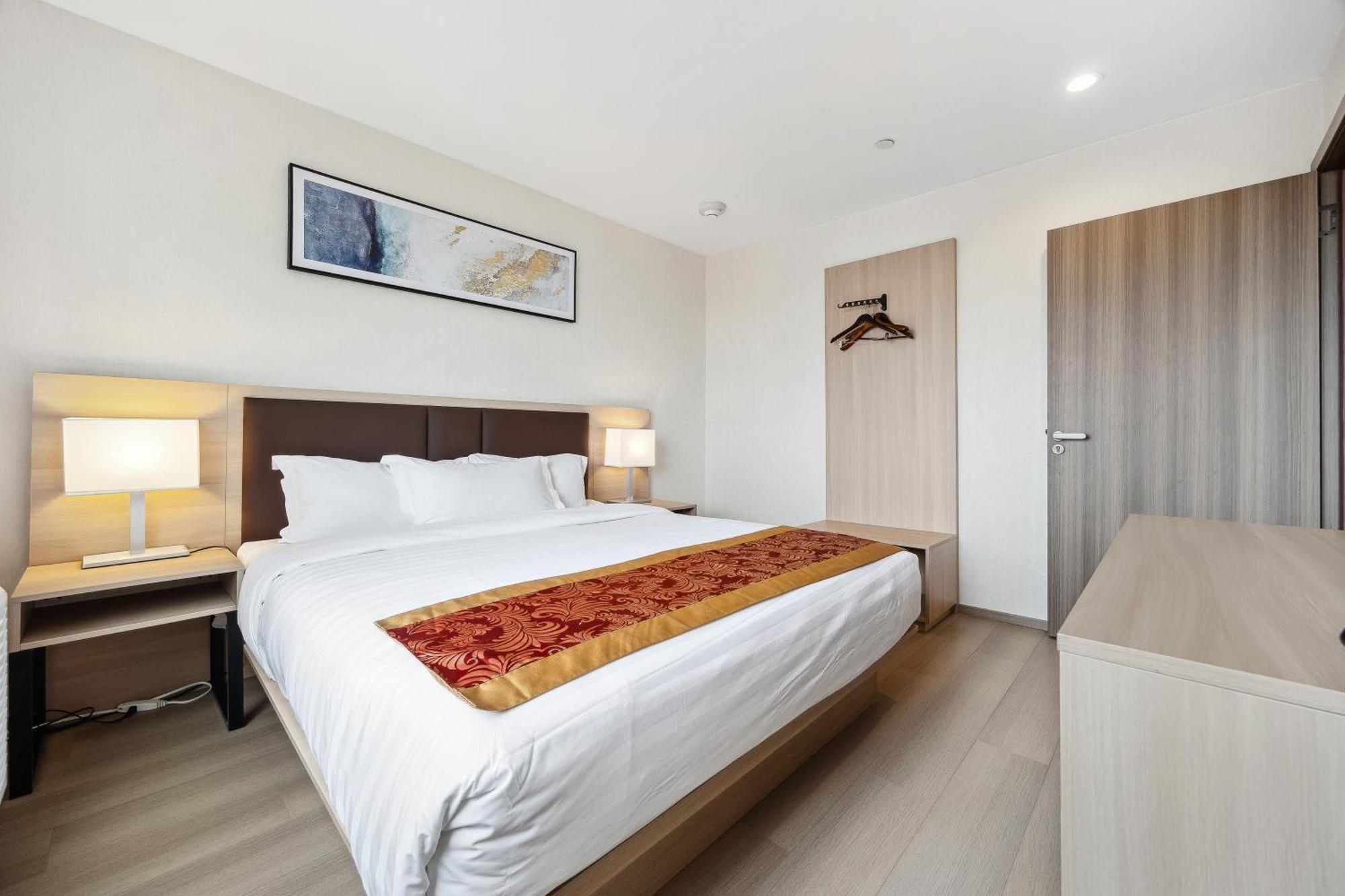 King Room Mobility Accessible Bathtub Grab Bars