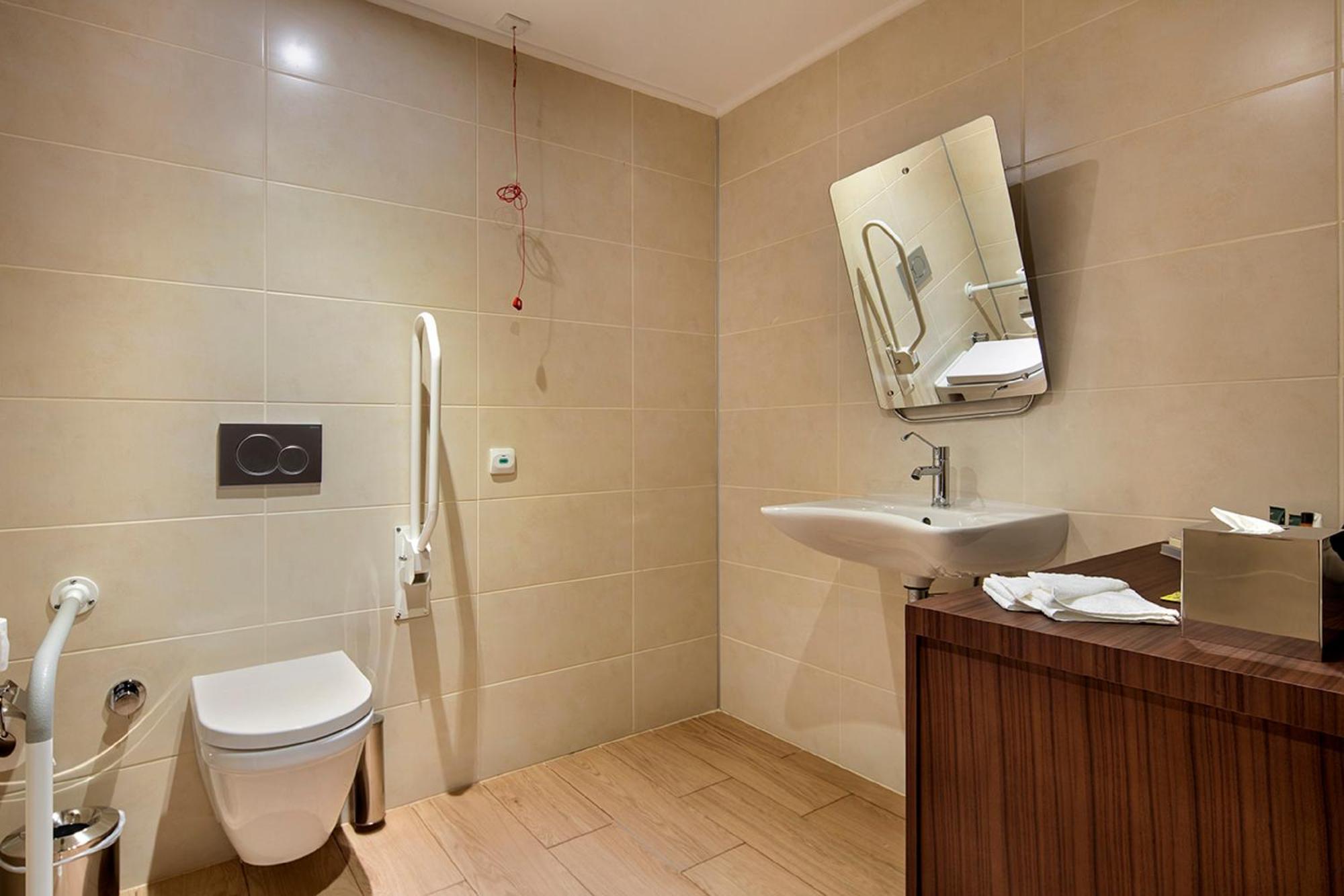 Queen Room Accessible
