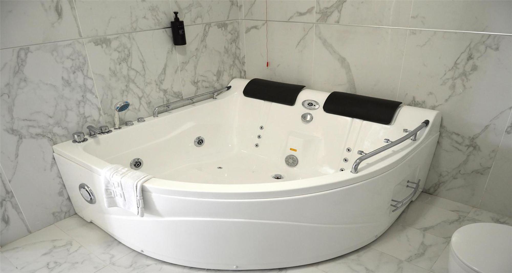 Junior Queen Suite Balcony Hot Tub Non-Smoking