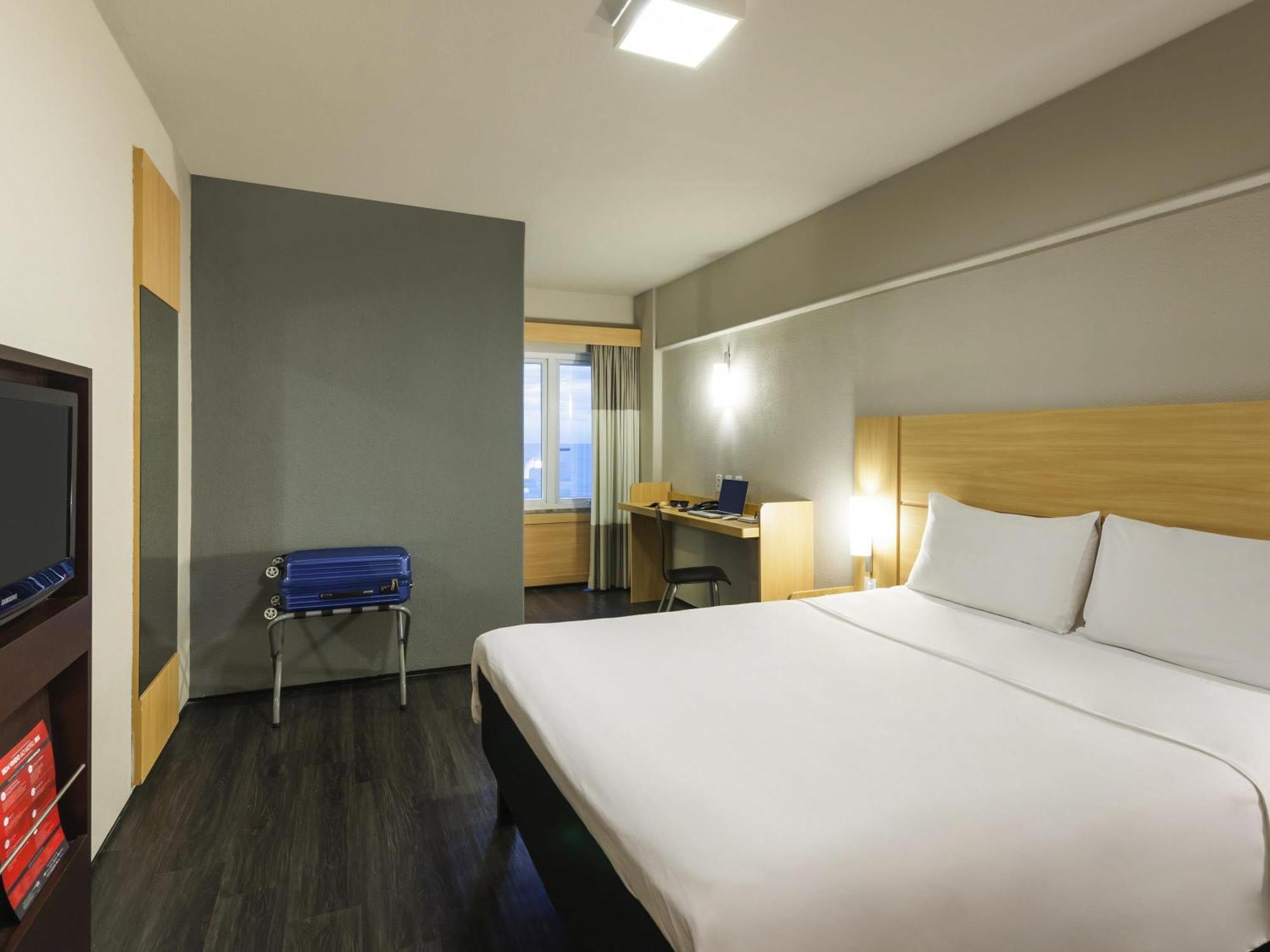 Queen Room Partial Sea View