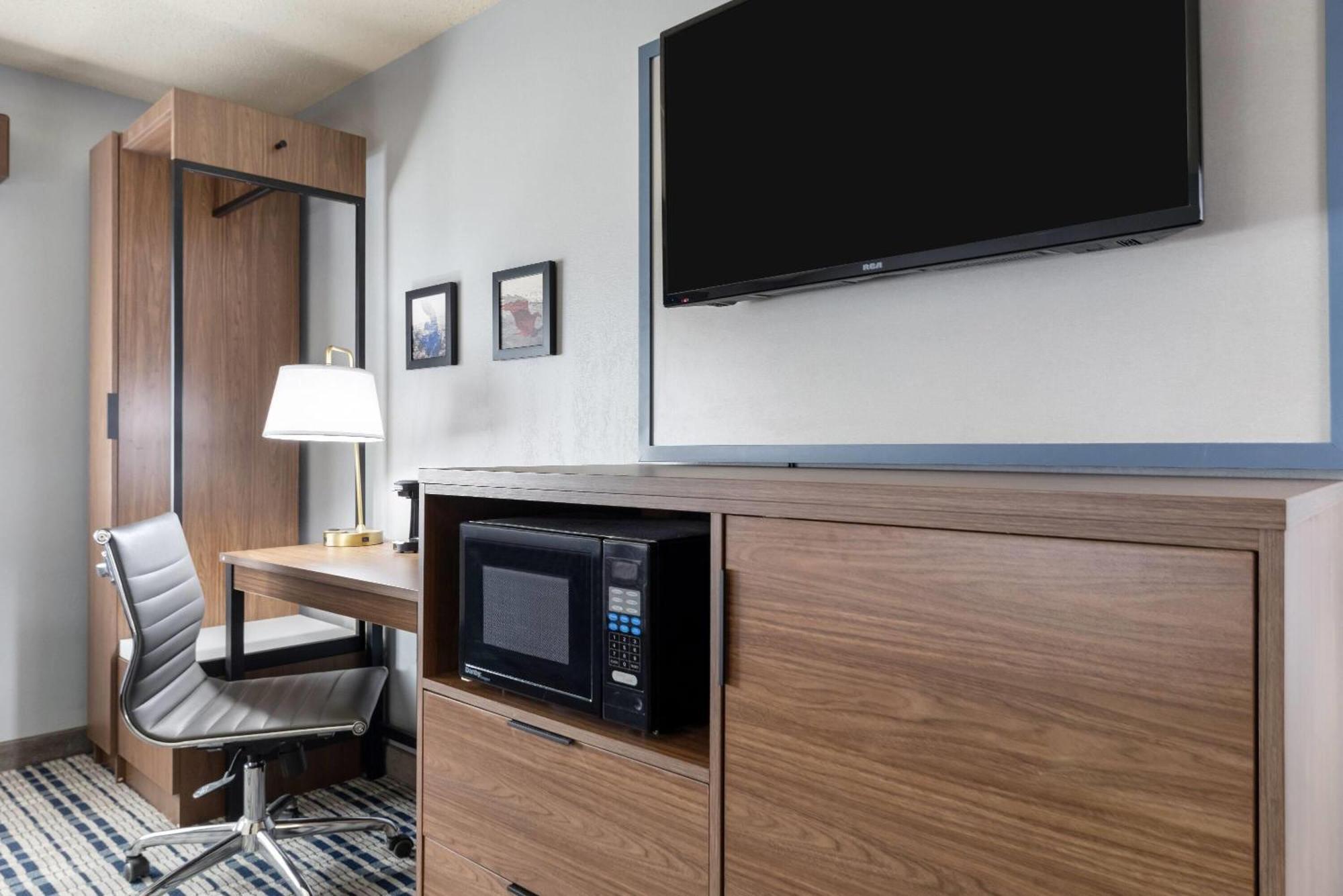 Queen Room with Two Queen Beds - Non-Smoking/Pet-Friendly