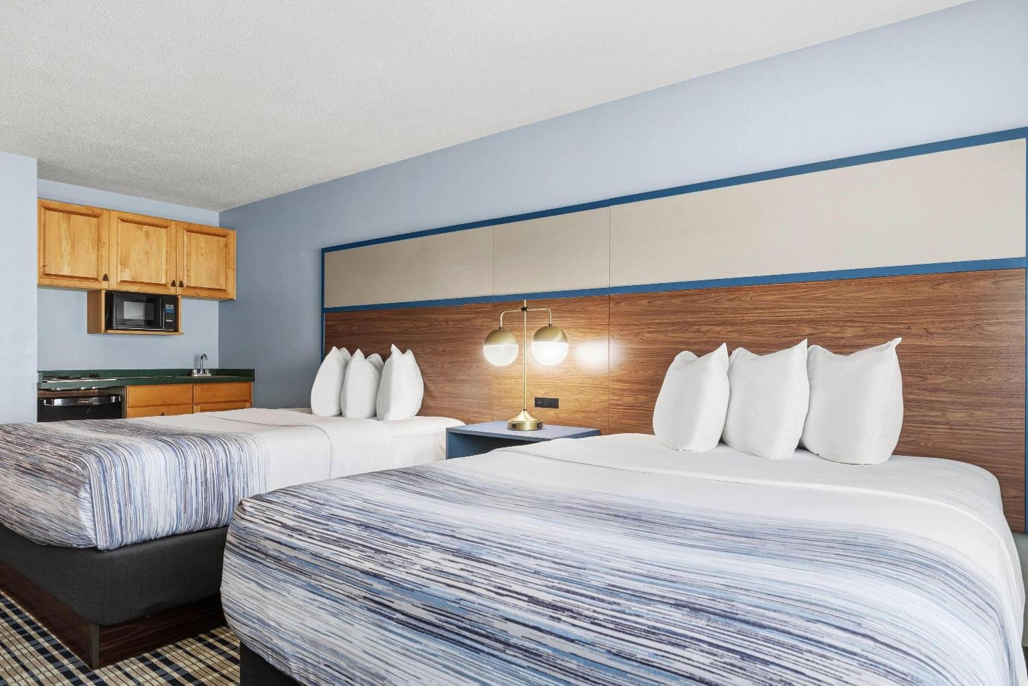 Queen Room Two Queen Beds Non-Smoking or Pet-Friendly