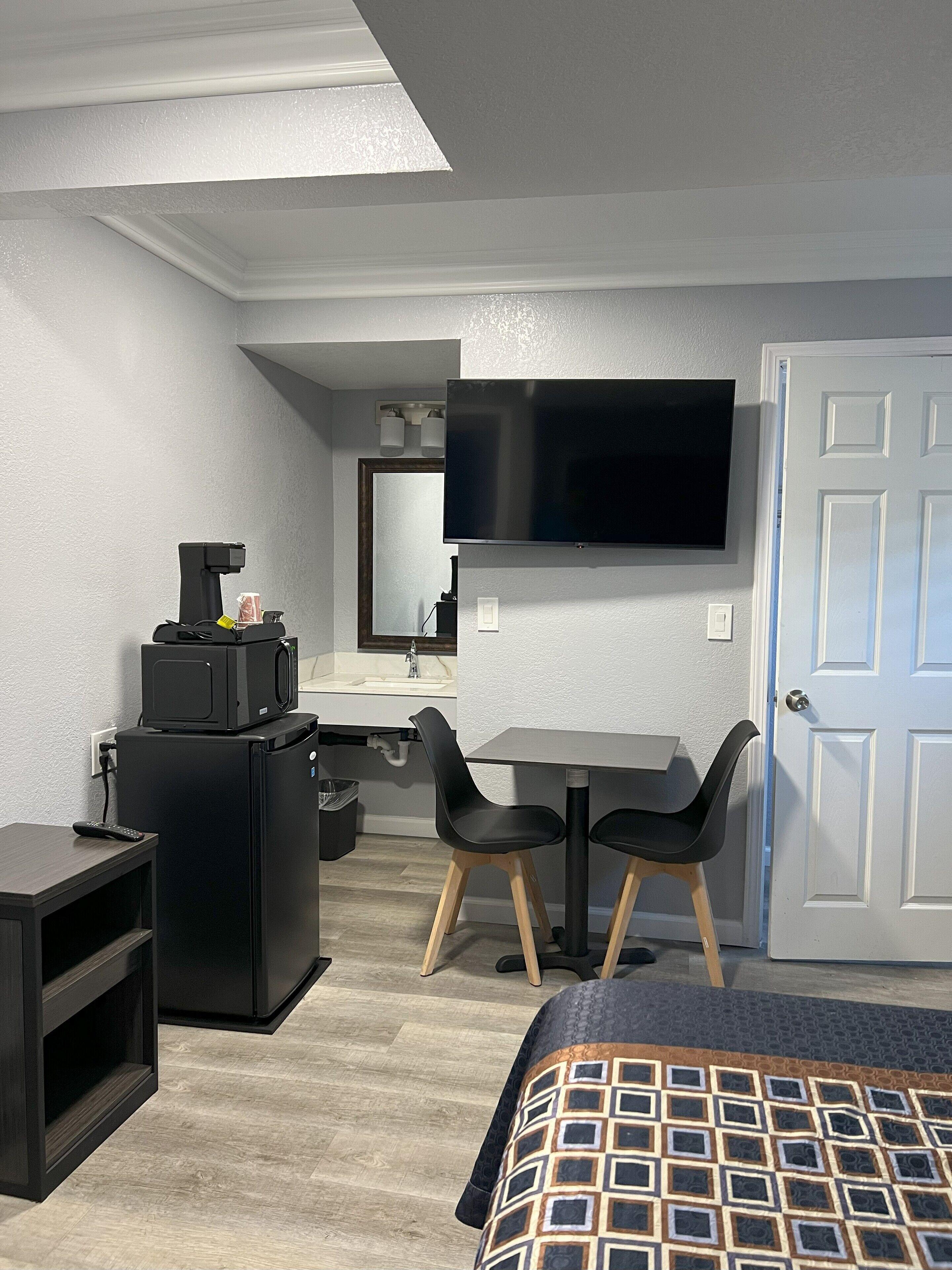 Queen Room,1732112475:JPEG