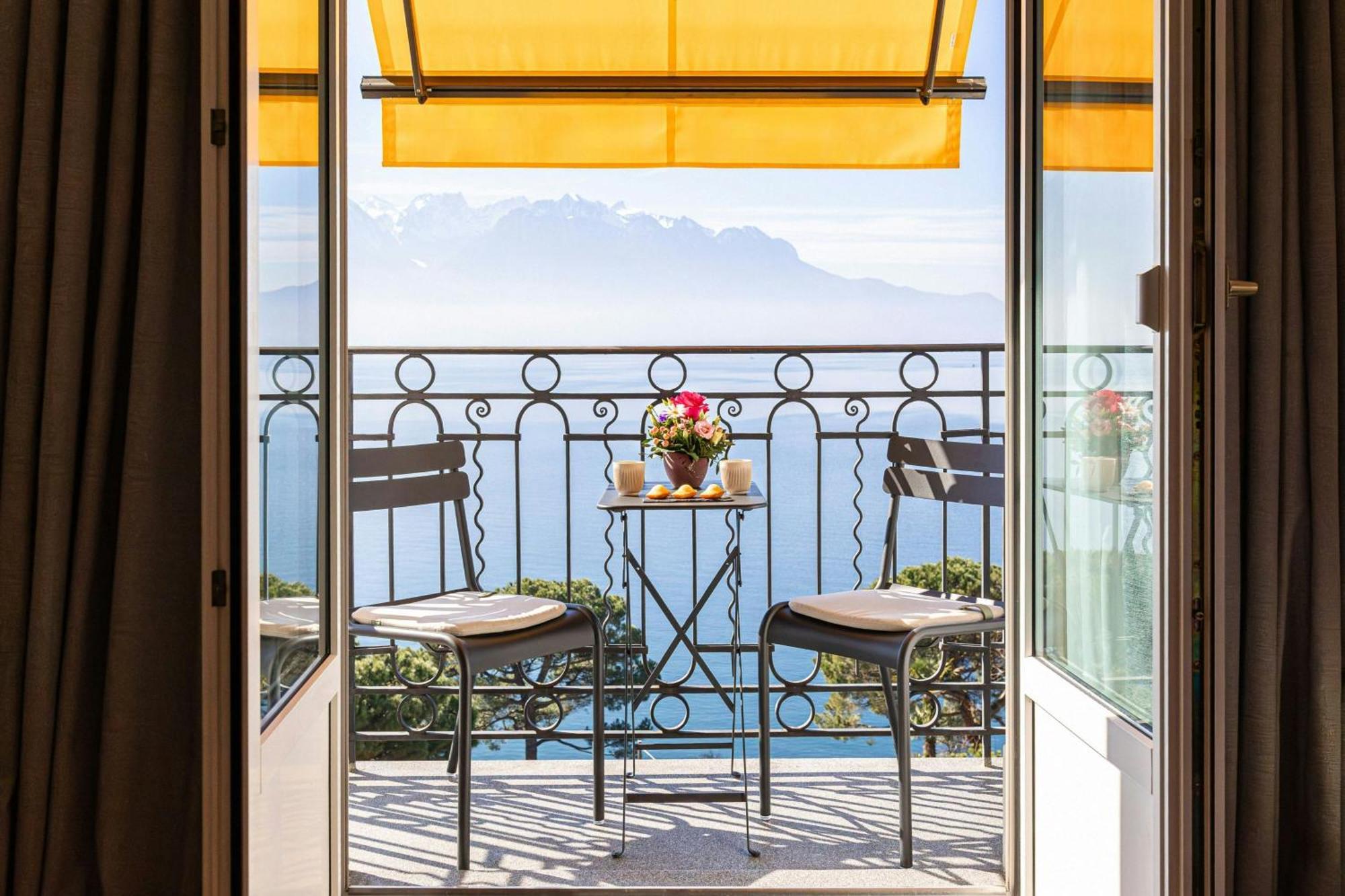 Deluxe Queen Room Lake View Balcony