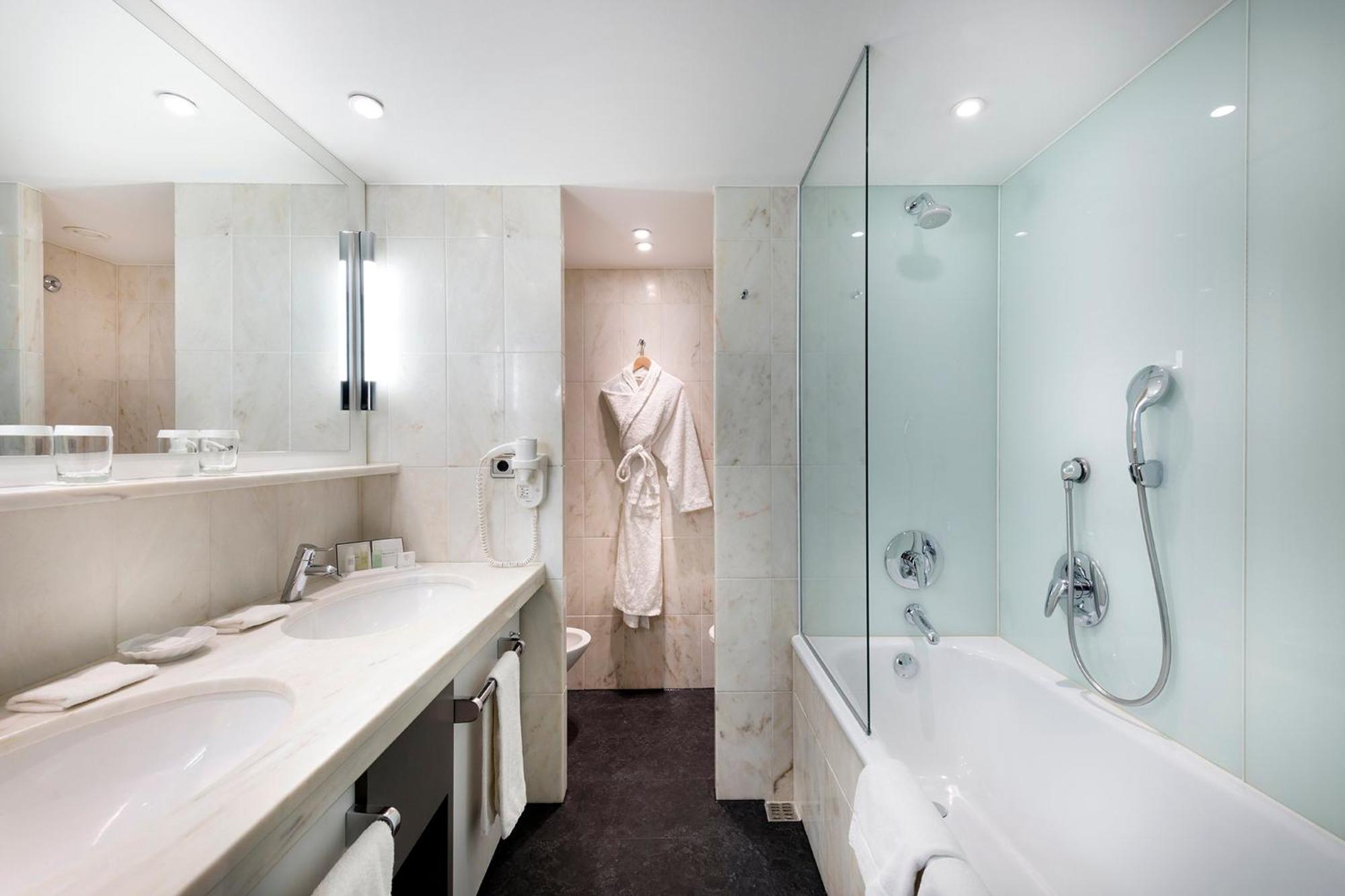 Premium Zimmer mit Kingsize-Bett und Flussblick
