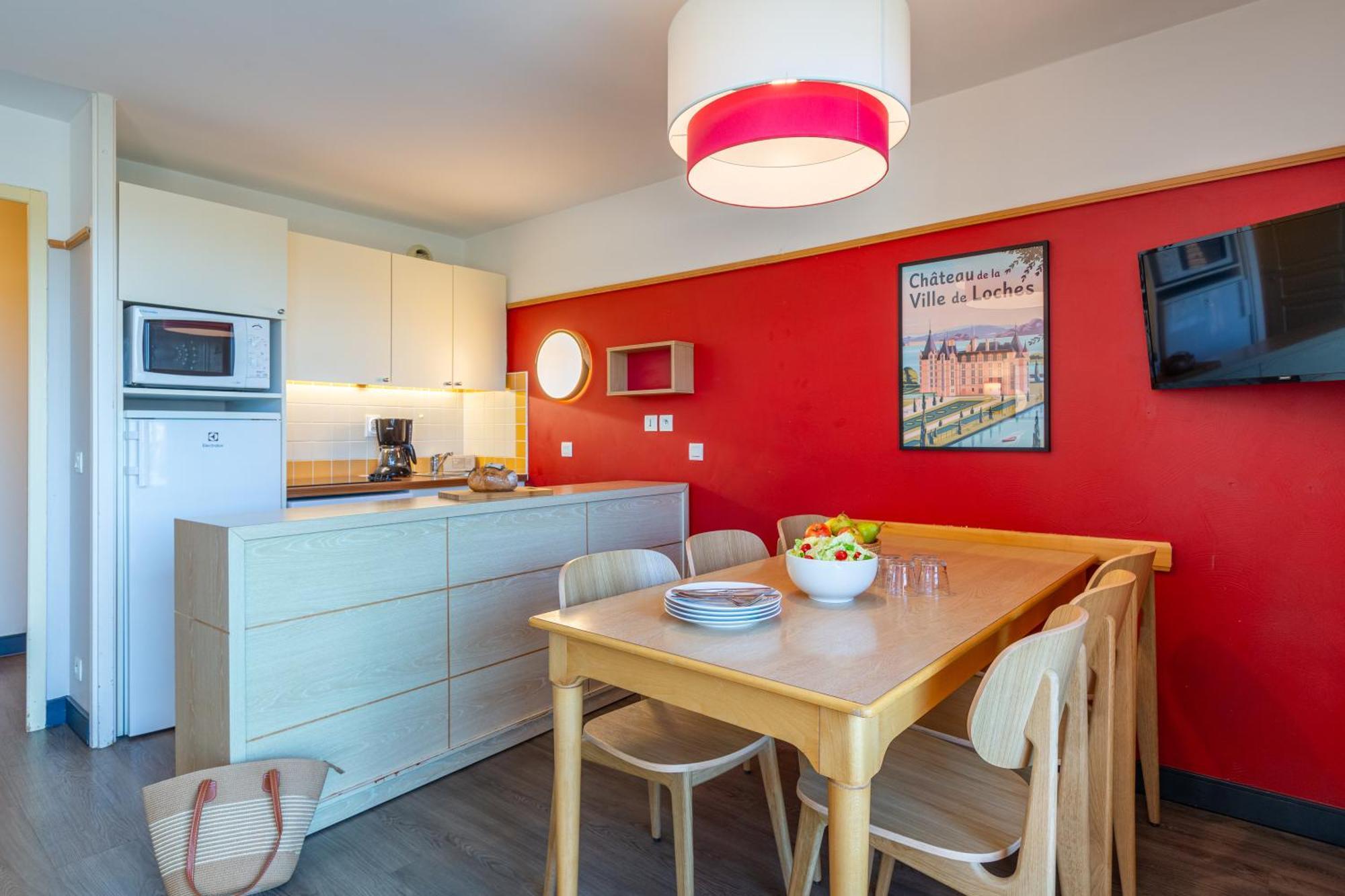 One-Bedroom Apartment with Sleeping Alcove and Terrace or Balcony (6 People),1739371120:JPEG