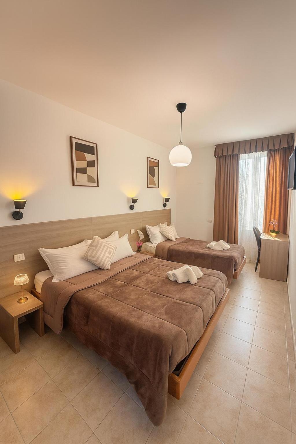 Triple Room,1729996769:JPEG