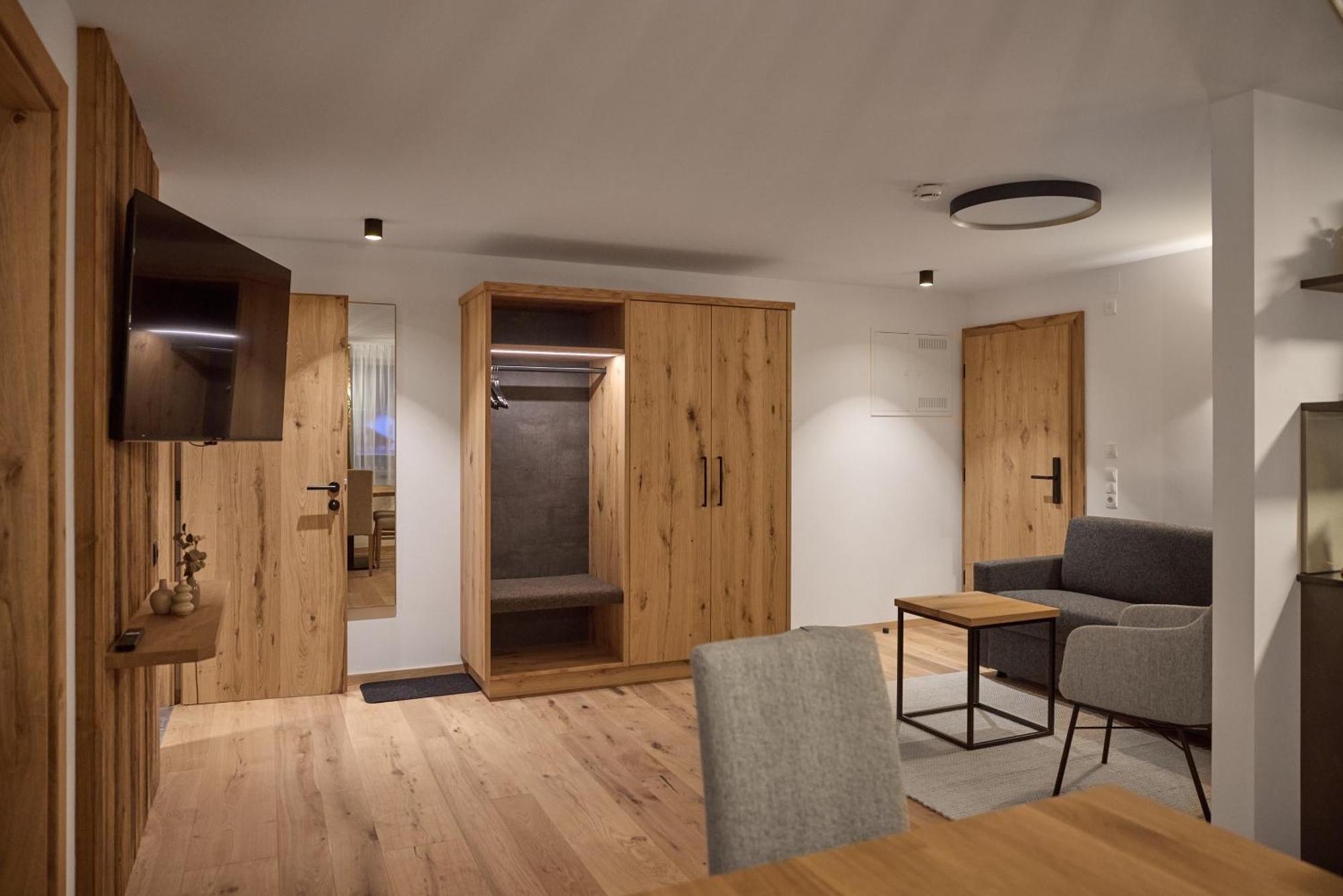 One-Bedroom Apartment Balcony Mountain View