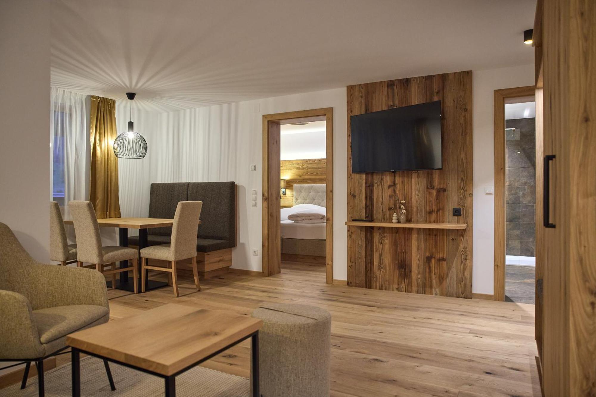 One-Bedroom Apartment Balcony Mountain View