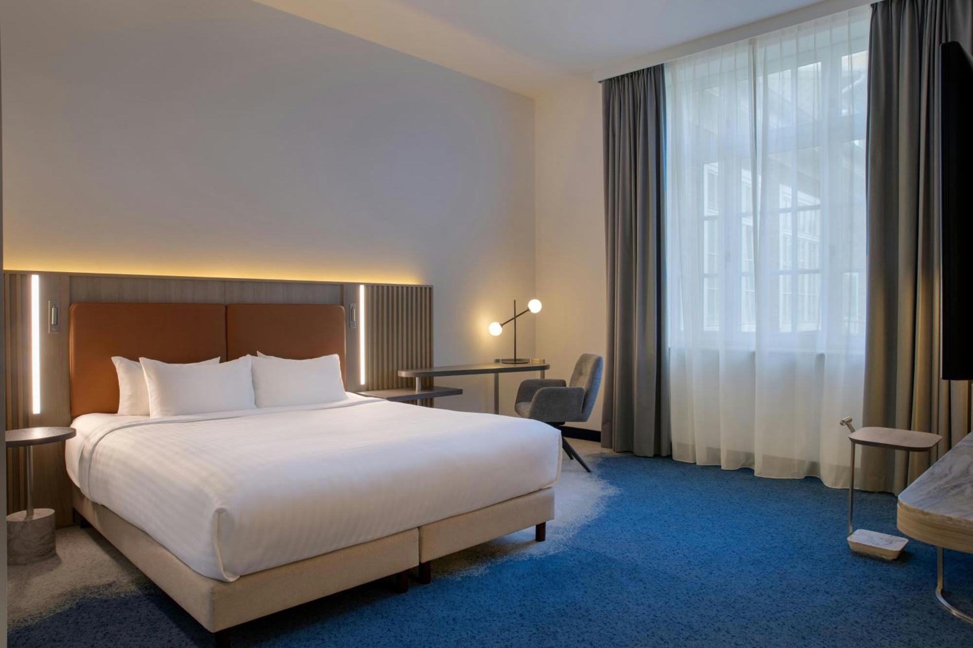 Comfort Room Guest Room 1 King Lloyd Building