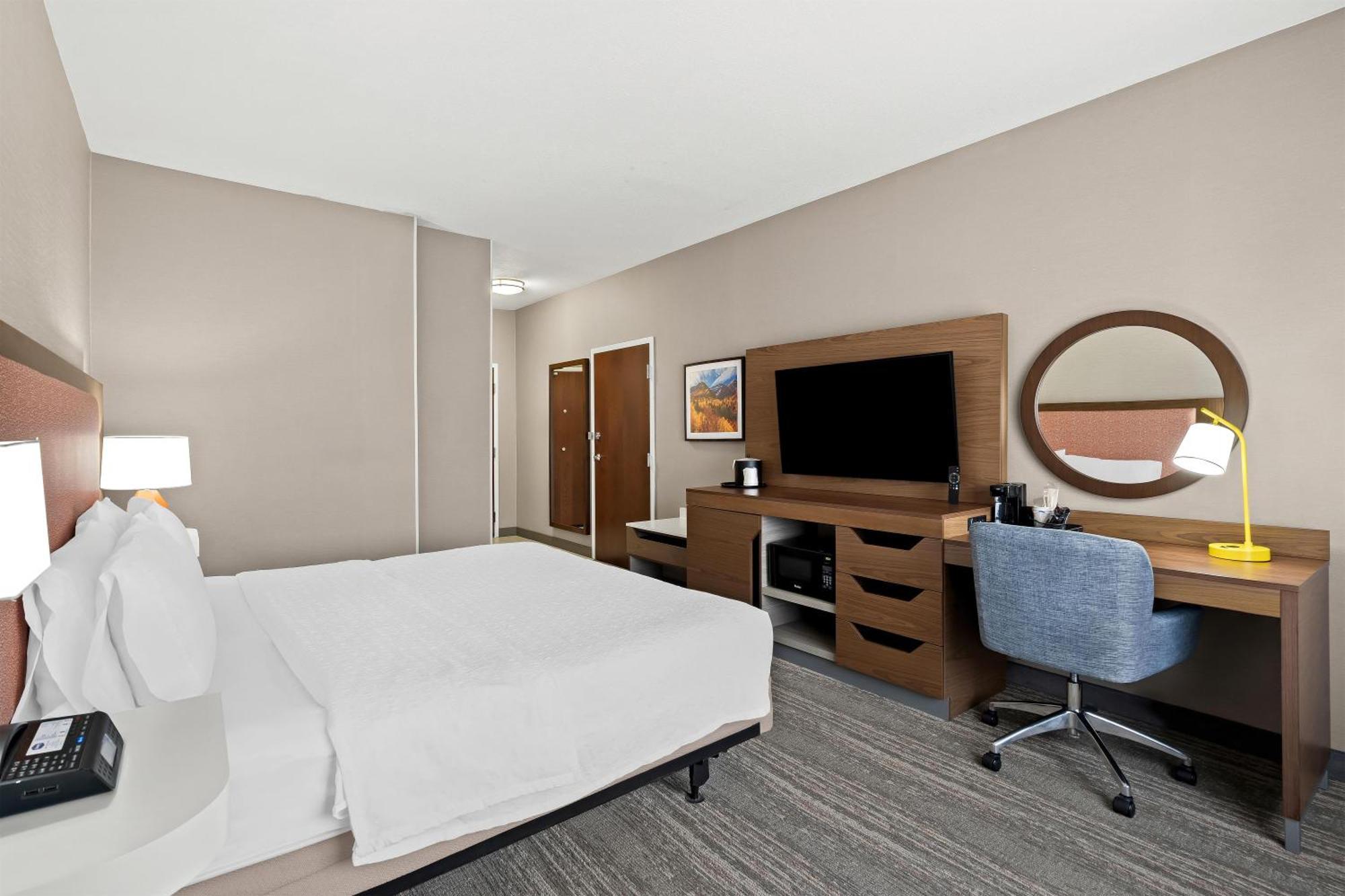 King Room Accessible Tub Mobility Hearing Access or Non-Smoking