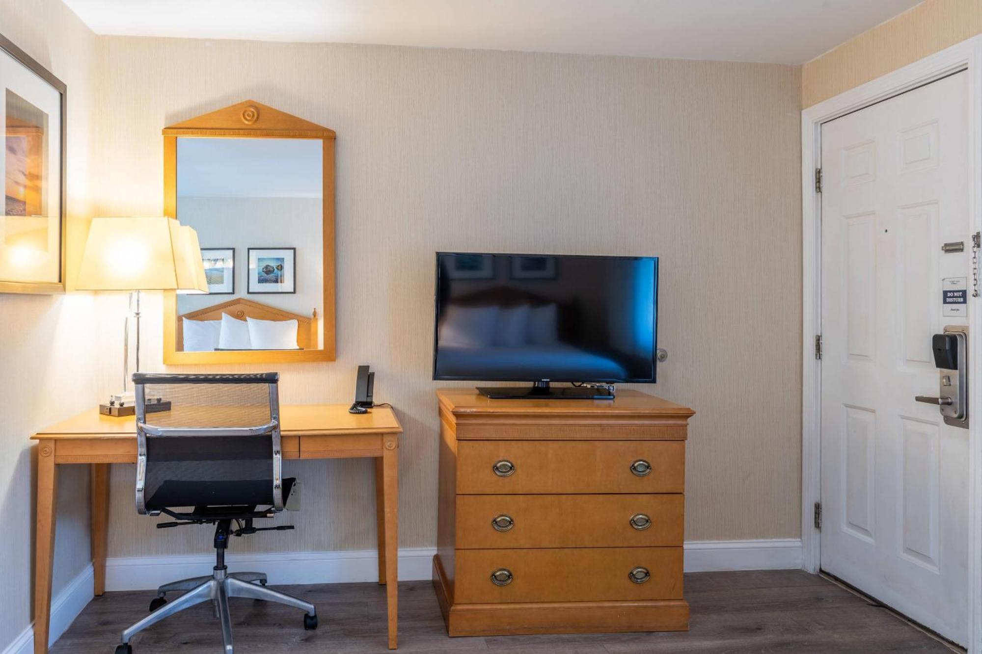 Deluxe Double Room with Two Double Beds - Non Smoking,1739403447:JPEG