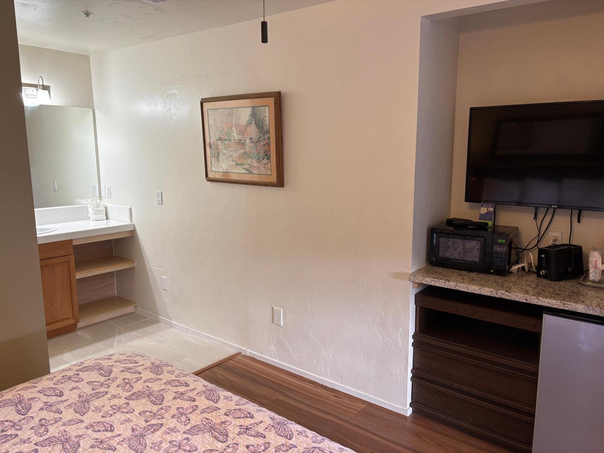 Standard Queen Room