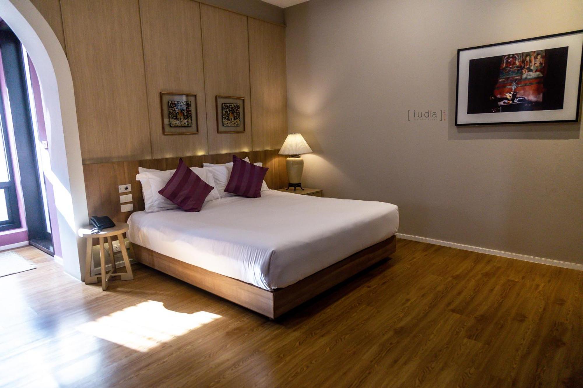 Kamer met Kingsize Bed en Uitzicht op het Zwembad