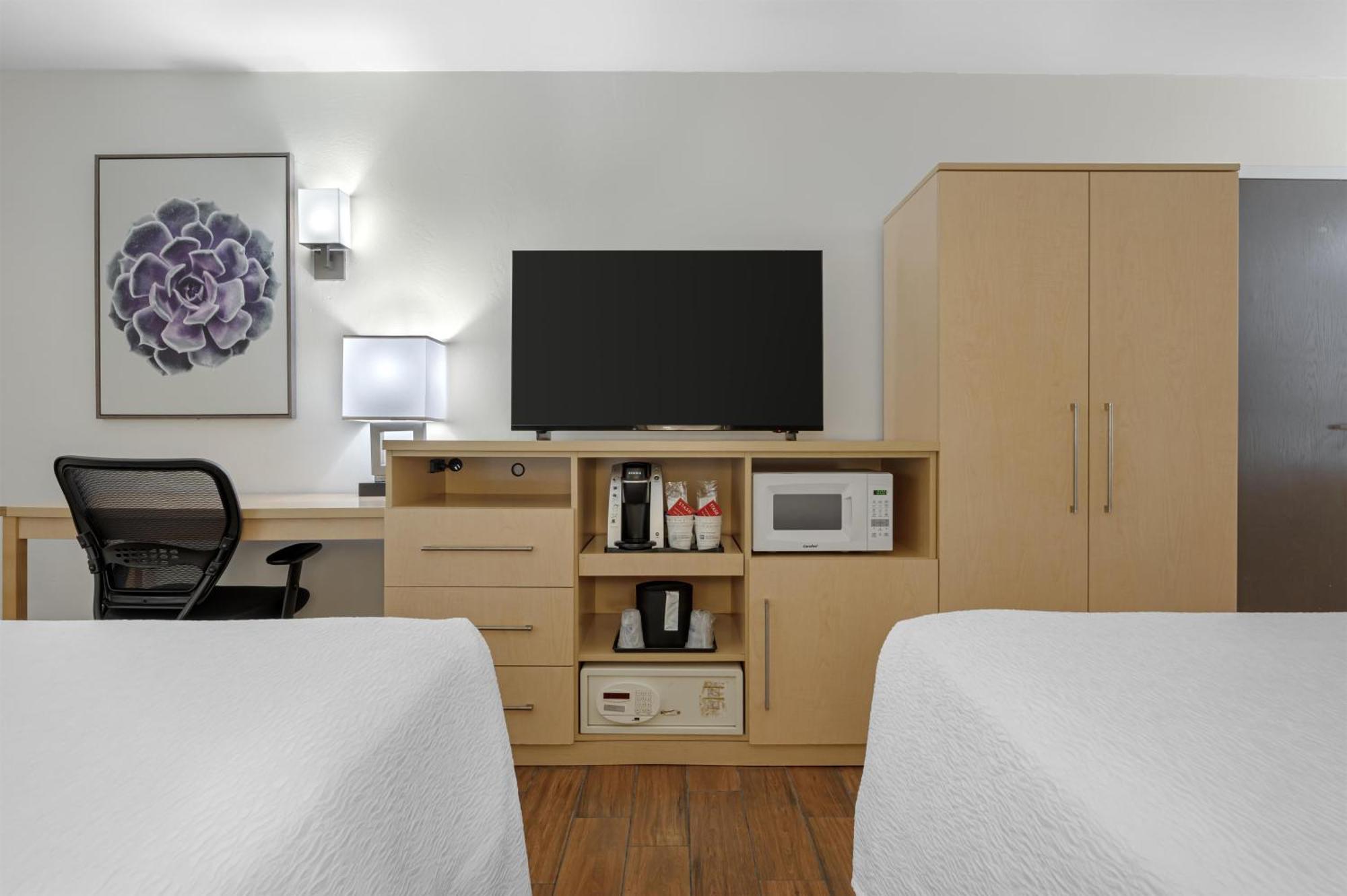 Queen Room Two Queen Beds Mountain View Non-Smoking
