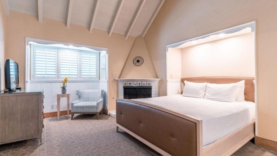 Deluxe Fireplace Room