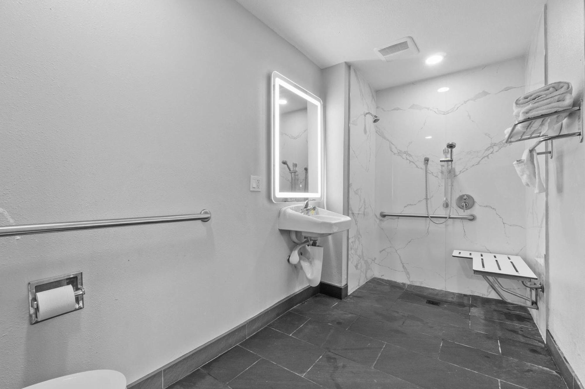 King Room Tub w or Grab Bars Mobility Access or Non-Smoking