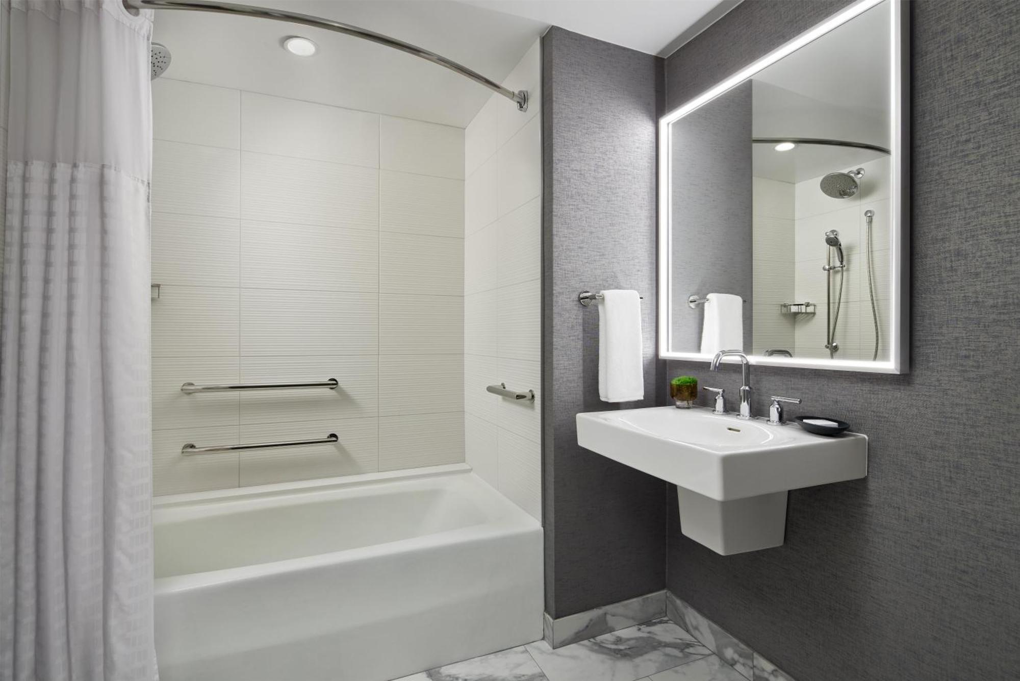Double Room Two Double Beds Accessible Tub