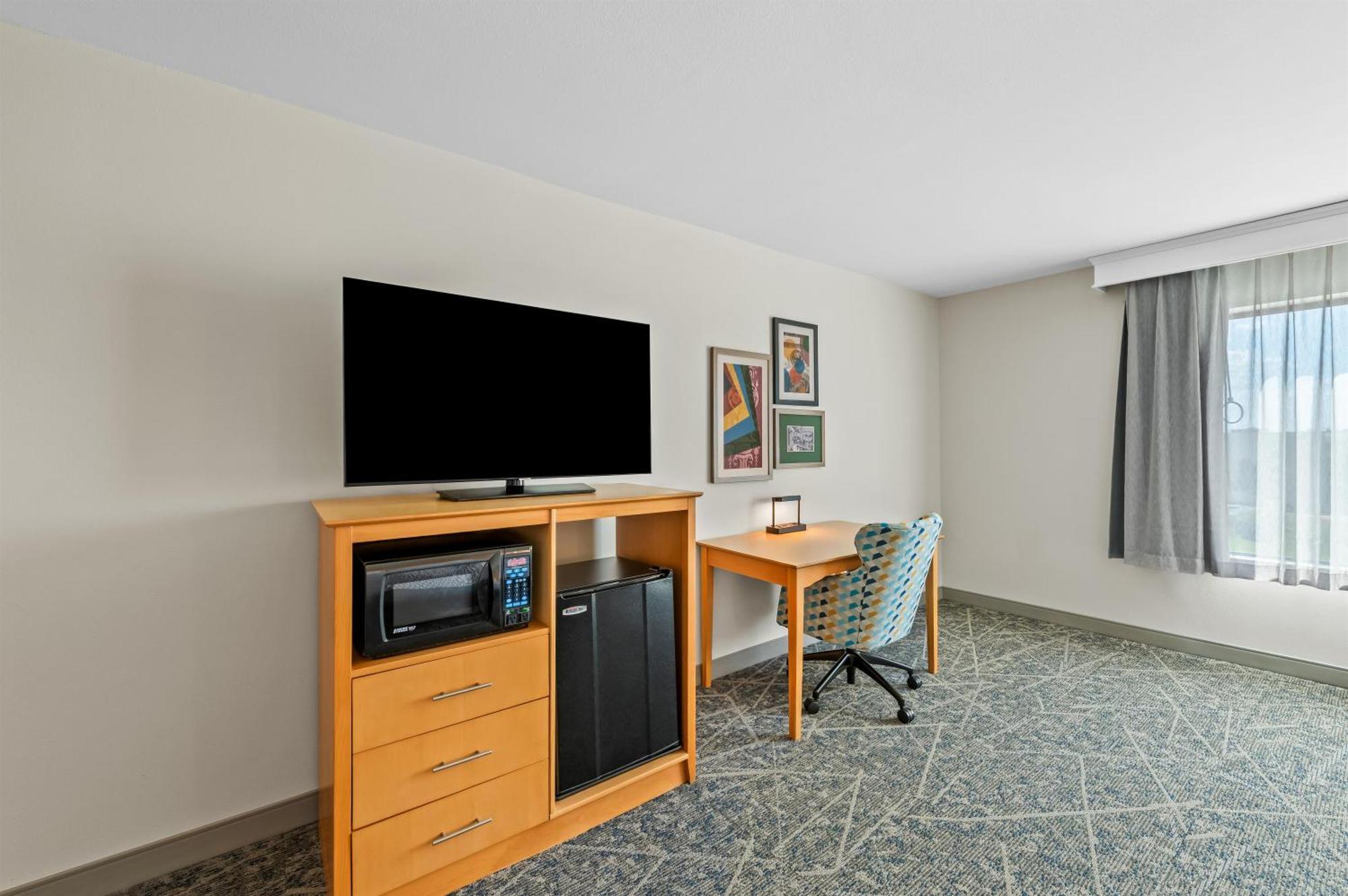 Queen Room Two Queen Beds Mobility Hearing Access or Non-Smoking
