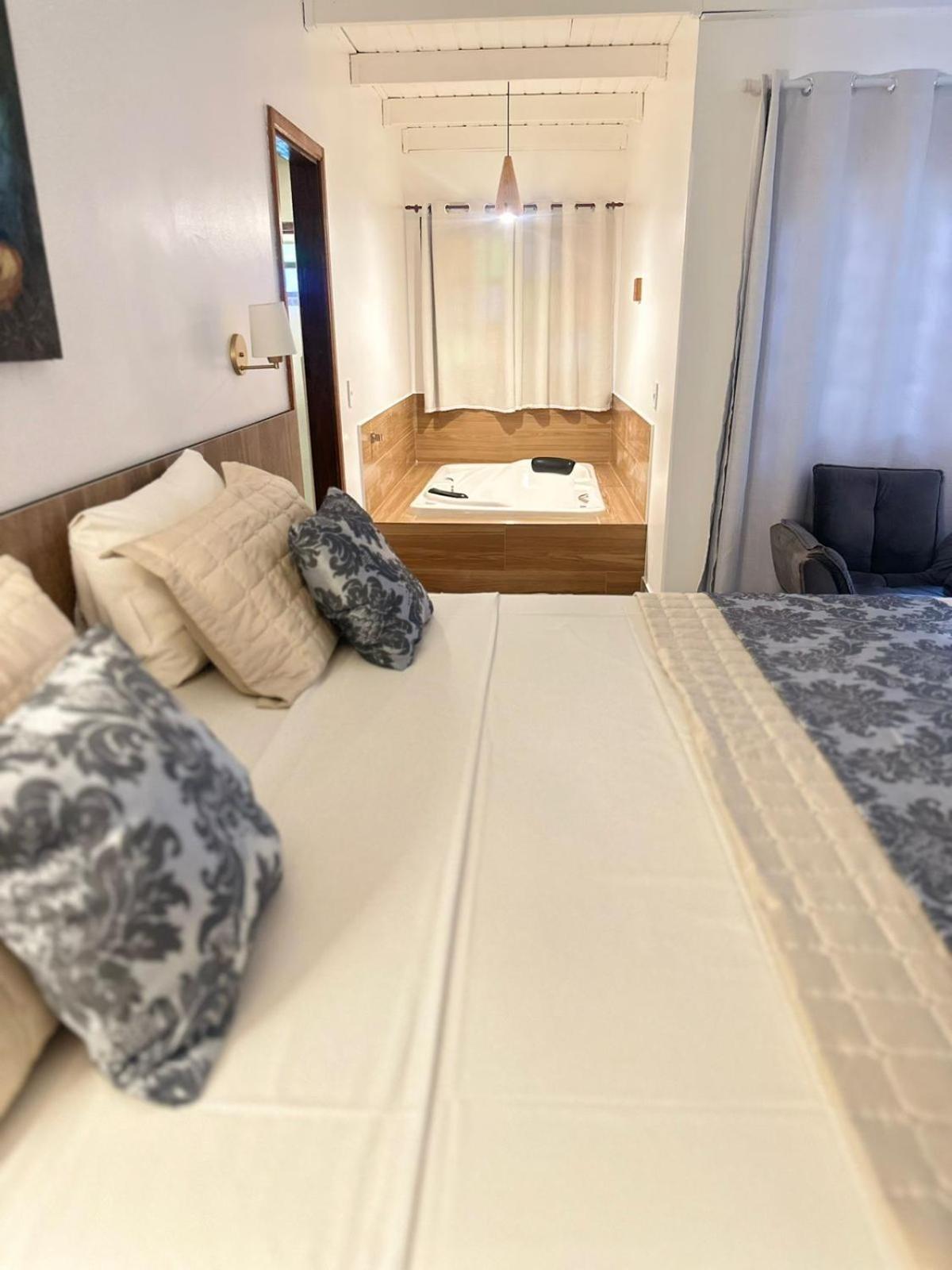Deluxe Suite Spa Bath