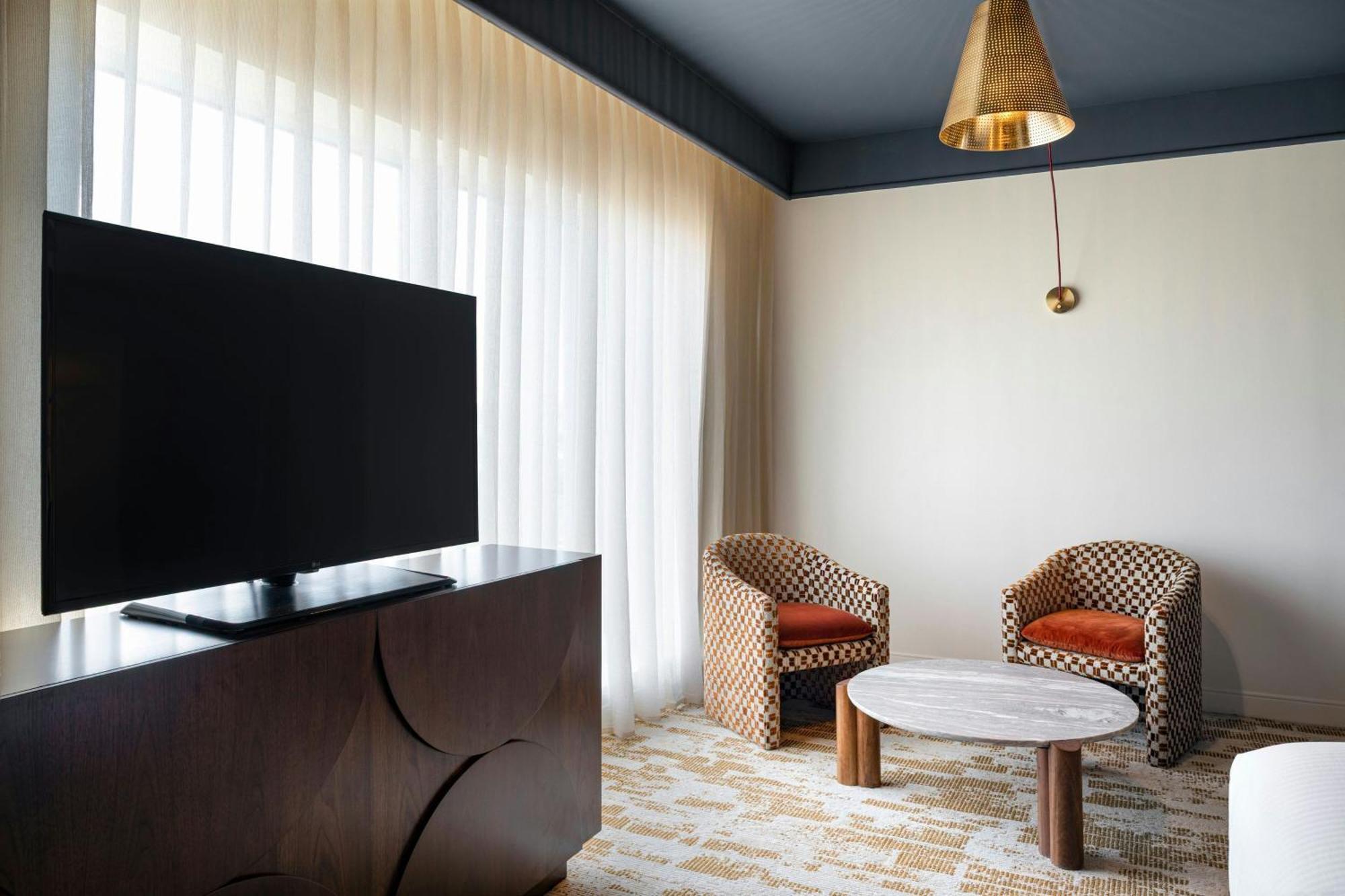 One-Bedroom Parlor King Suite